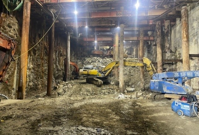 工程團隊在地下無間斷地進行挖掘工序