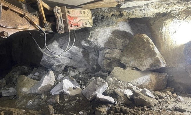 工程團隊在有限的地下空間與大石角力，建造隧道結構