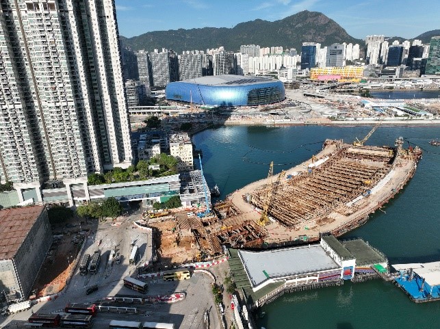 早前建造海底隧道的臨時圍堰及橫向支撐系統