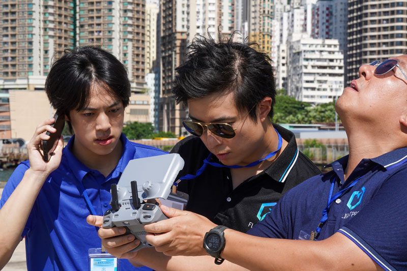 團隊自行研發及製作的器材及基站，接駁「哨兵無人機」，讓其可以單靠自身感應器定位。