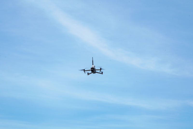 團隊自行研發及製作的器材及基站，接駁「哨兵無人機」，讓其可以單靠自身感應器定位。
