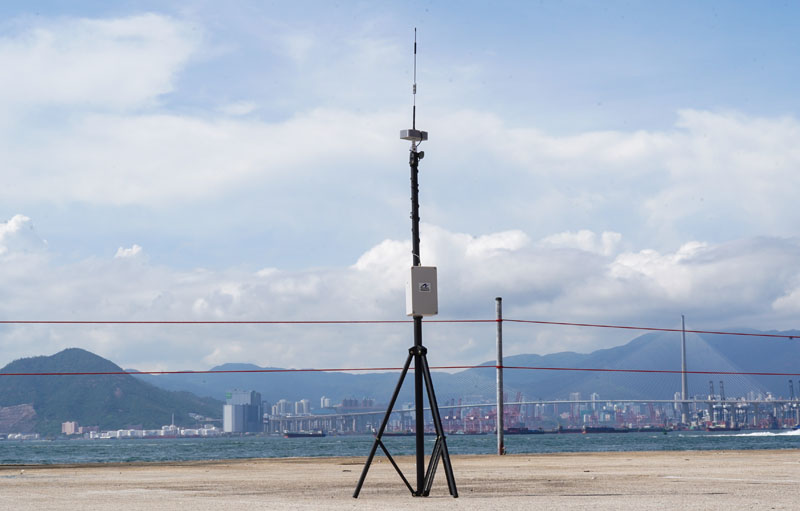 團隊自行研發及製作的器材及基站，接駁「哨兵無人機」，讓其可以單靠自身感應器定位。