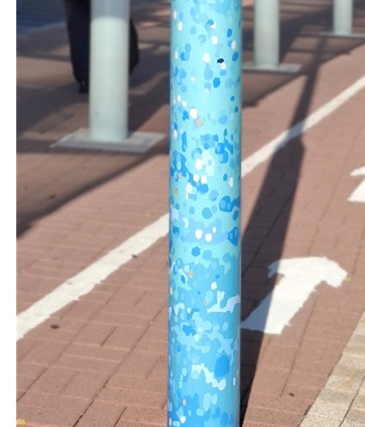 中環海濱的特色燈柱以水藍色為主調,底部裝飾配有海浪圖案,與碼頭區的海港氛圍相得益彰。 中環海濱的特色燈柱以水藍色為主調,底部裝飾配有海浪圖案,與碼頭區的海港氛圍相得益彰。