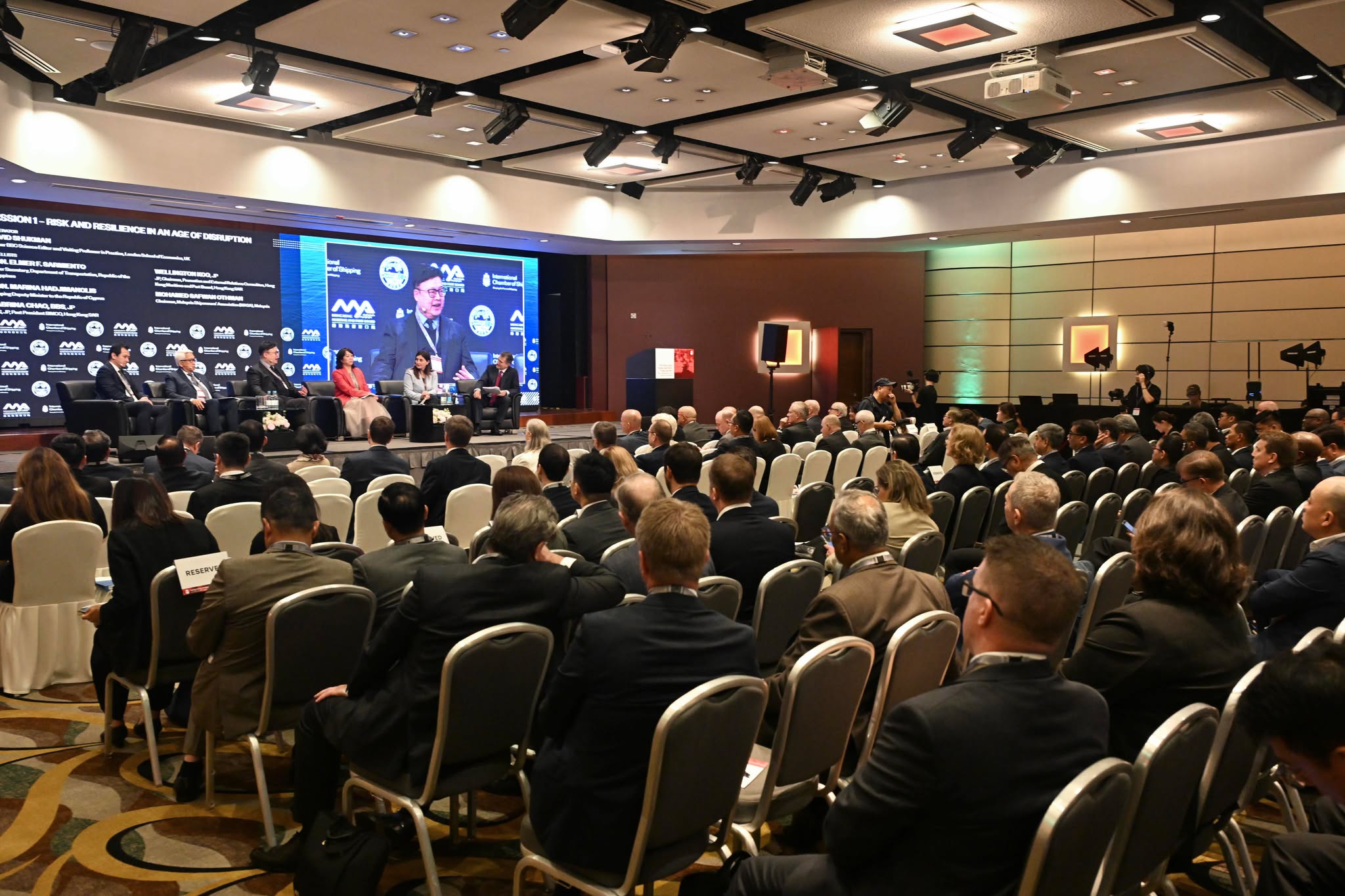 去年的「香港海运周」创下18,000名现场参与者和650万线上观看人次的纪录。(2) 去年的「香港海运周」创下18,000名现场参与者和650万线上观看人次的纪录。(2)