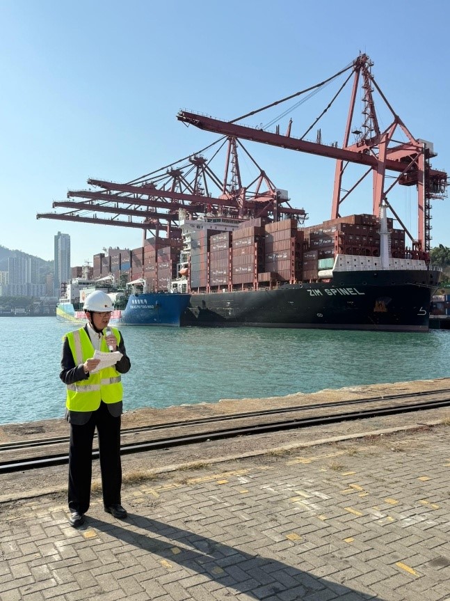 副局长廖振新于上星期见证在葵青货柜码头进行的香港第三次货物装卸及液化天然气加注同步作业 副局长廖振新于上星期见证在葵青货柜码头进行的香港第三次货物装卸及液化天然气加注同步作业