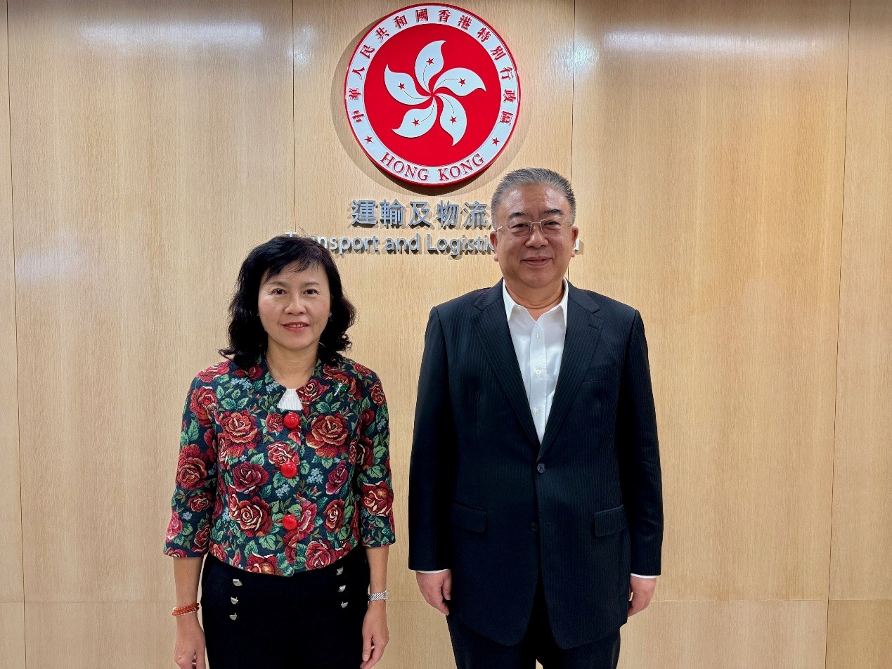 十分感谢国家交通运输部副部长付绪银(右)抽空出席「香港海运周」,亲身支持我们的工作。 十分感谢国家交通运输部副部长付绪银(右)抽空出席「香港海运周」,亲身支持我们的工作。