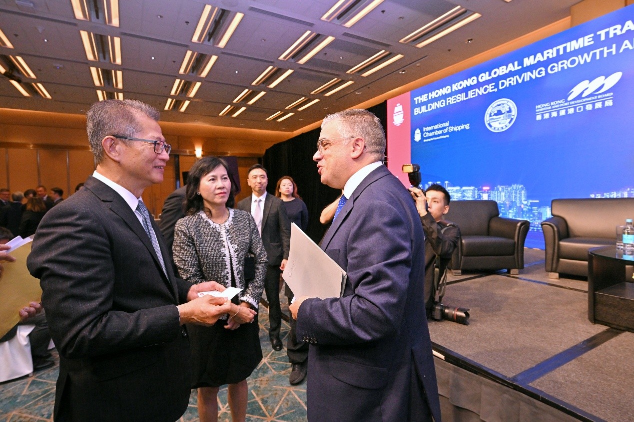 马耳他交通、基础设施和公共工程部长Chris Bonett (右)亦有出席今年的「香港海运周」,并在活动上与我和财政司司长陈茂波(左)交流。 马耳他交通、基础设施和公共工程部长Chris Bonett (右)亦有出席今年的「香港海运周」,并在活动上与我和财政司司长陈茂波(左)交流。