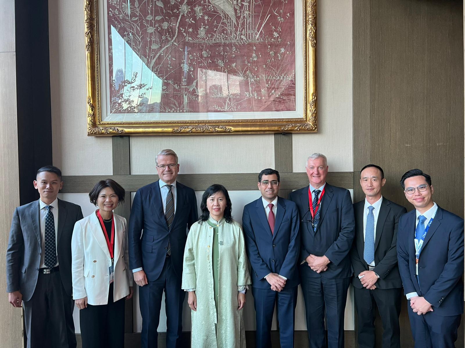 我亦在「香港海运周」其间,与马士基首席执行官Vincent Clerc(左三)及其团队会面。 我亦在「香港海运周」其间,与马士基首席执行官Vincent Clerc(左三)及其团队会面。