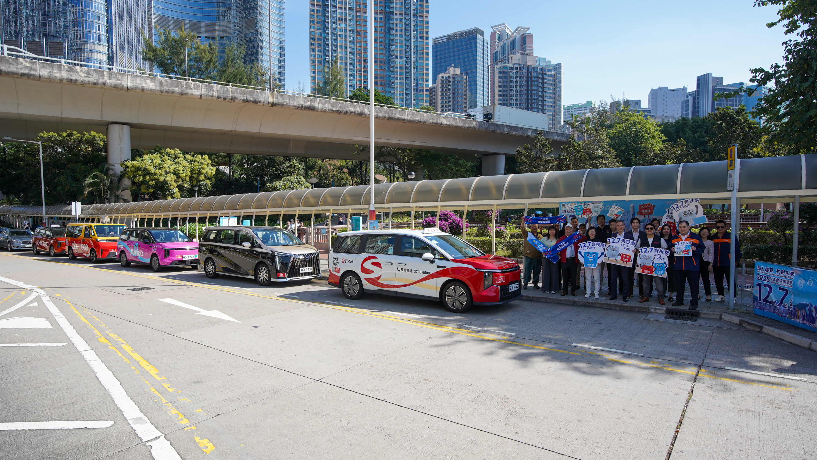 我早前与五队的士车队见面,他们都表示会支持立法会选举。火灾发生后,五队车队更义不容辞为居民安排义载服务,令我十分感动。 我早前与五队的士车队见面,他们都表示会支持立法会选举。火灾发生后,五队车队更义不容辞为居民安排义载服务,令我十分感动。