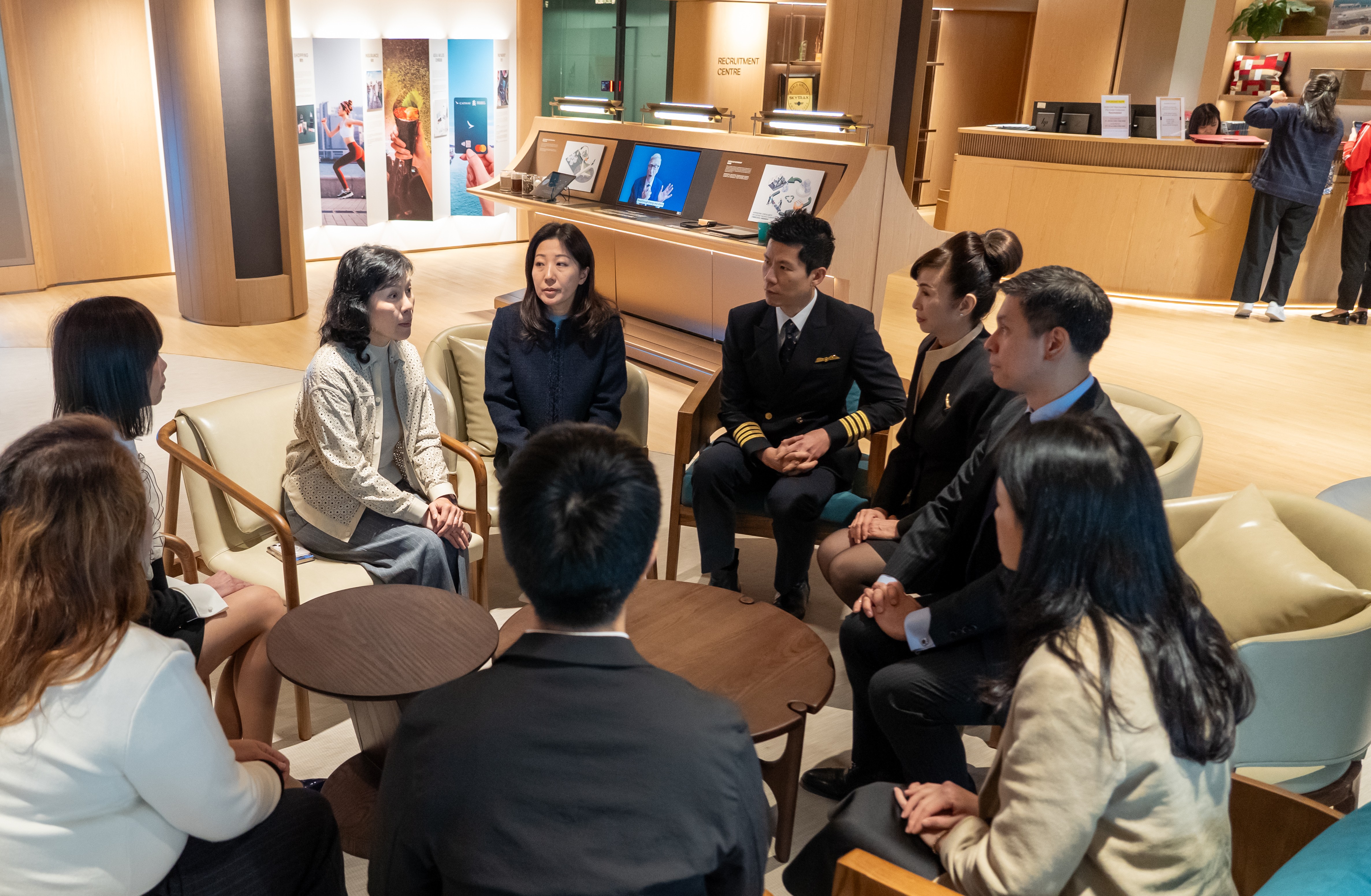 我早前到访国泰航空，欣悉他们利用自己的航空膳食厨房，为搬到过渡性房屋的受灾居民提供热食。