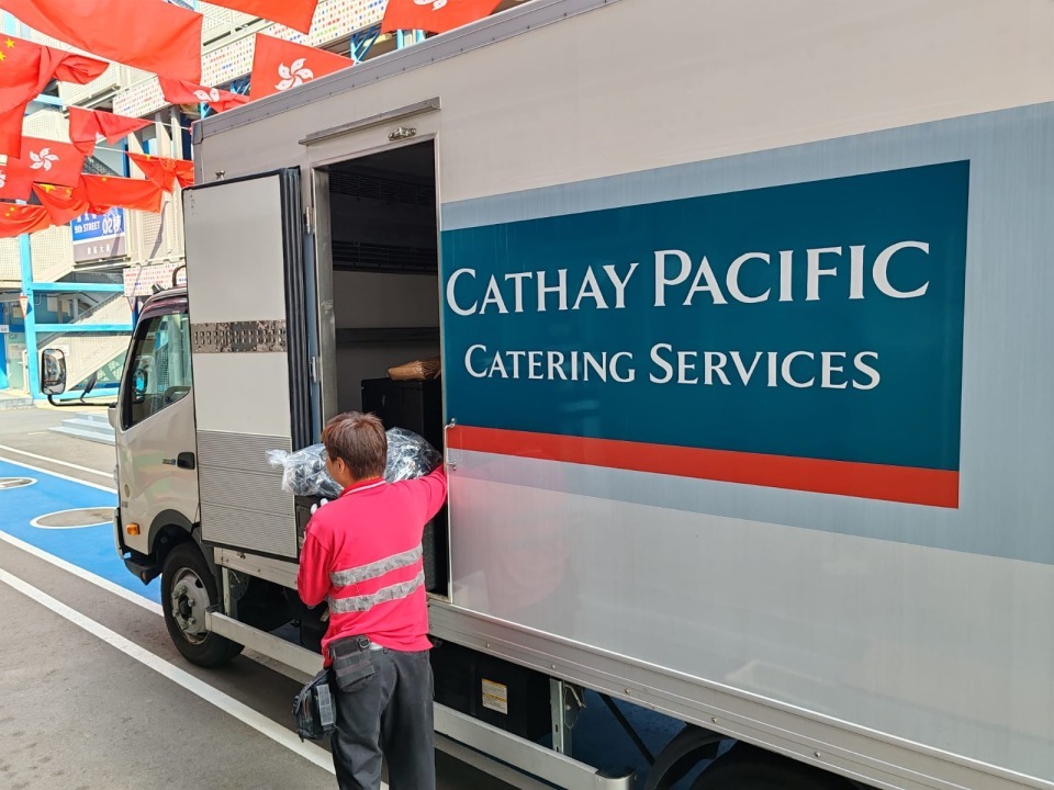 我早前到访国泰航空,欣悉他们利用自己的航空膳食厨房,为搬到过渡性房屋的受灾居民提供热食。 我早前到访国泰航空,欣悉他们利用自己的航空膳食厨房,为搬到过渡性房屋的受灾居民提供热食。