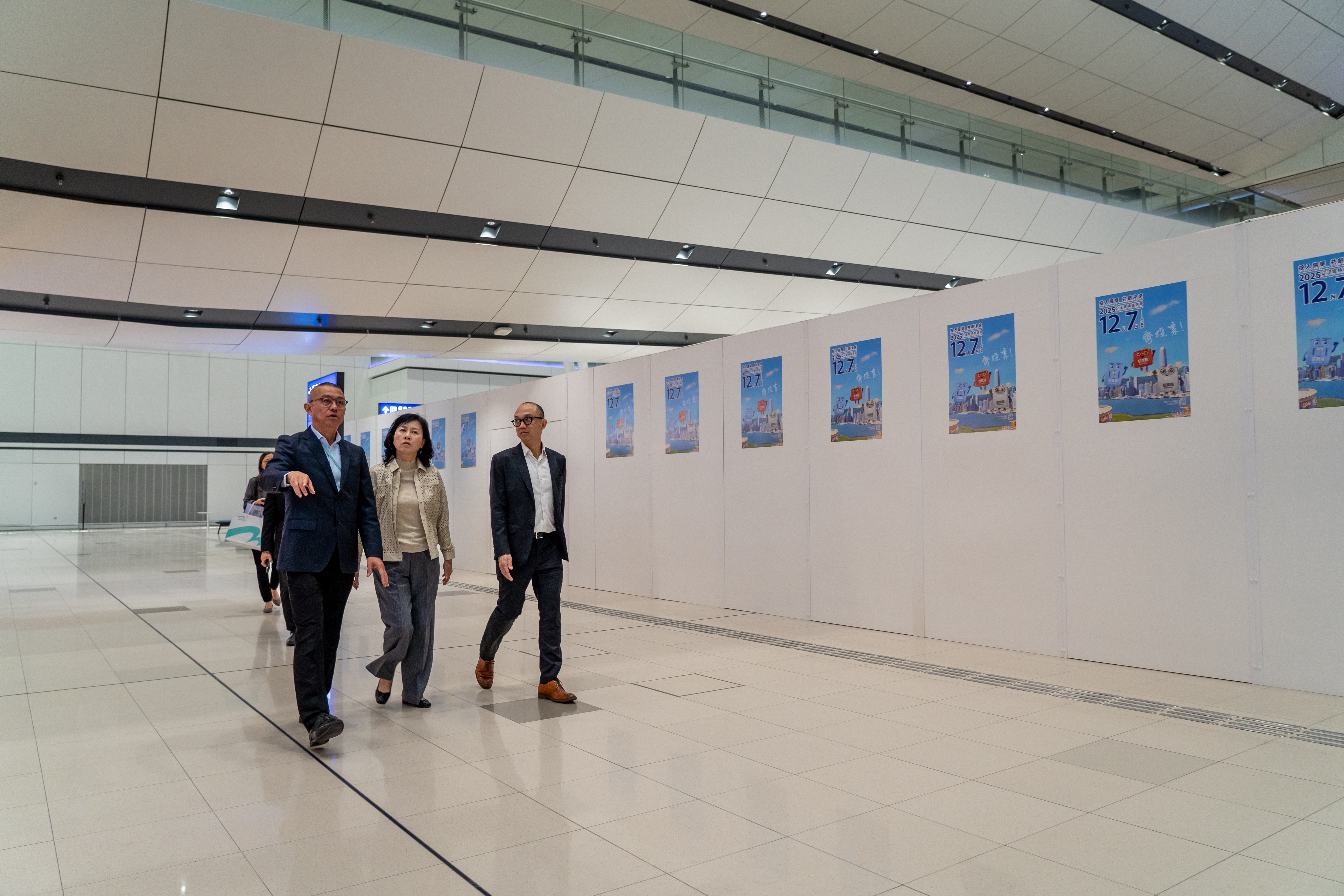 我日前在机管局机场运行执行总监姚兆聪(左一)陪同下,视察设在二号客运大楼的机场票站及了解当天的安排。 我日前在机管局机场运行执行总监姚兆聪(左一)陪同下,视察设在二号客运大楼的机场票站及了解当天的安排。