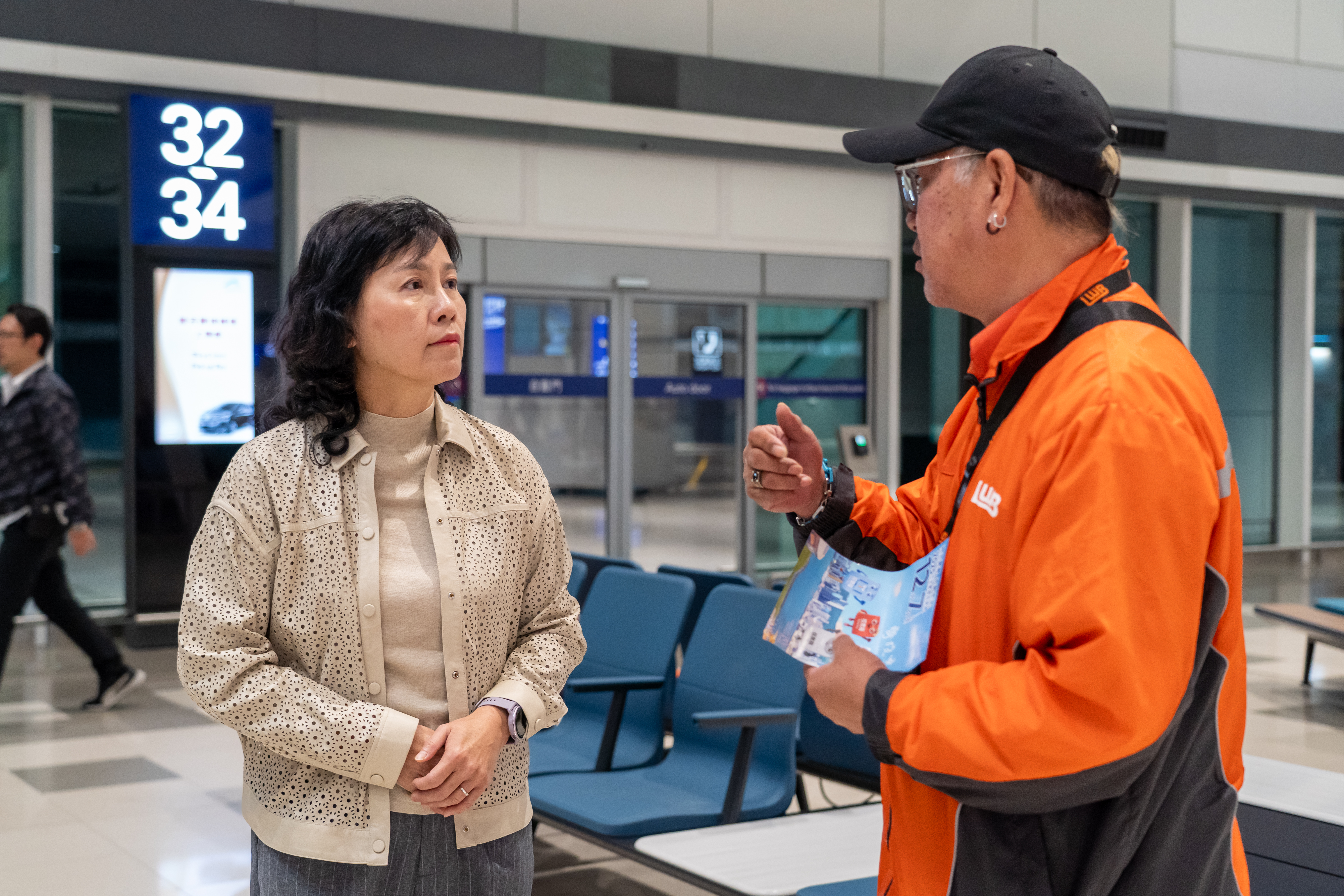 我在到访候车大堂其间,巧遇正轮候买饭的巴士车长华哥。虽然素未谋面,但亦很感谢他跟我简单分享日常工作的情况,并得悉他会与家人一起支持立法会选举,履行公民责任。 我在到访候车大堂其间,巧遇正轮候买饭的巴士车长华哥。虽然素未谋面,但亦很感谢他跟我简单分享日常工作的情况,并得悉他会与家人一起支持立法会选举,履行公民责任。