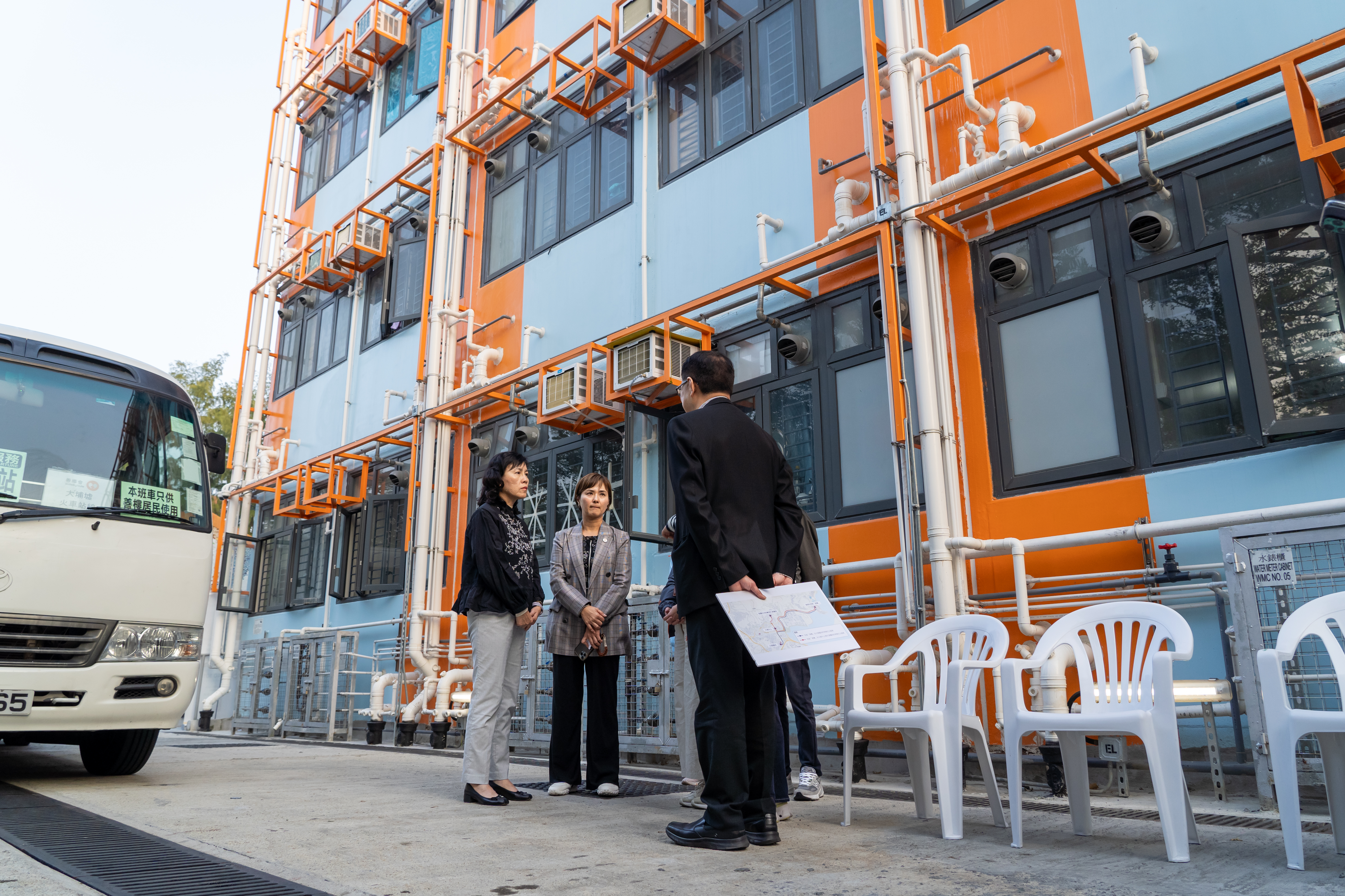 我日前视察大埔「善楼」来往港铁大埔墟站的义载服务，并与提供膳食的狮子会义工一起慰问居民。