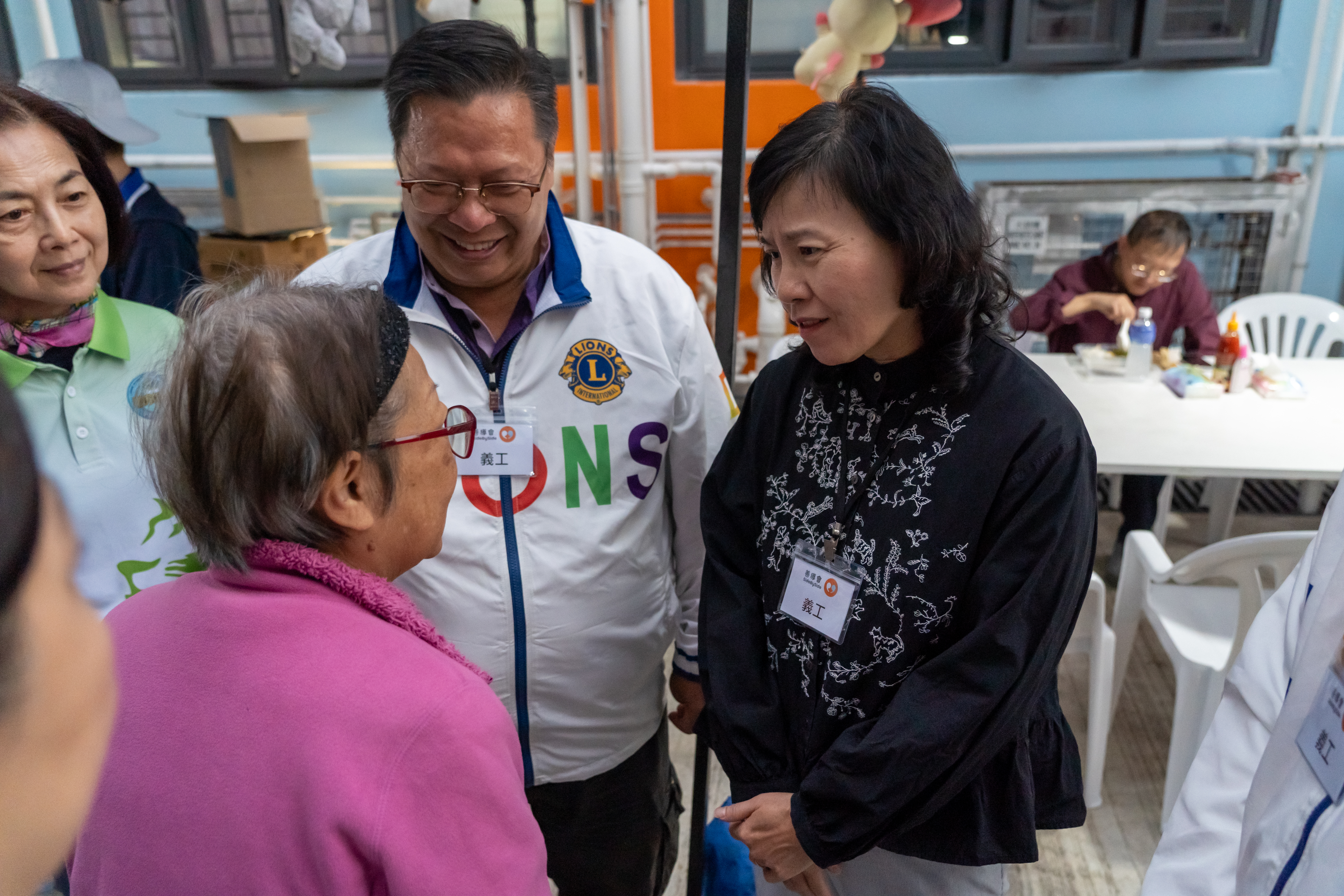 我日前视察大埔「善楼」来往港铁大埔墟站的义载服务，并与提供膳食的狮子会义工一起慰问居民。