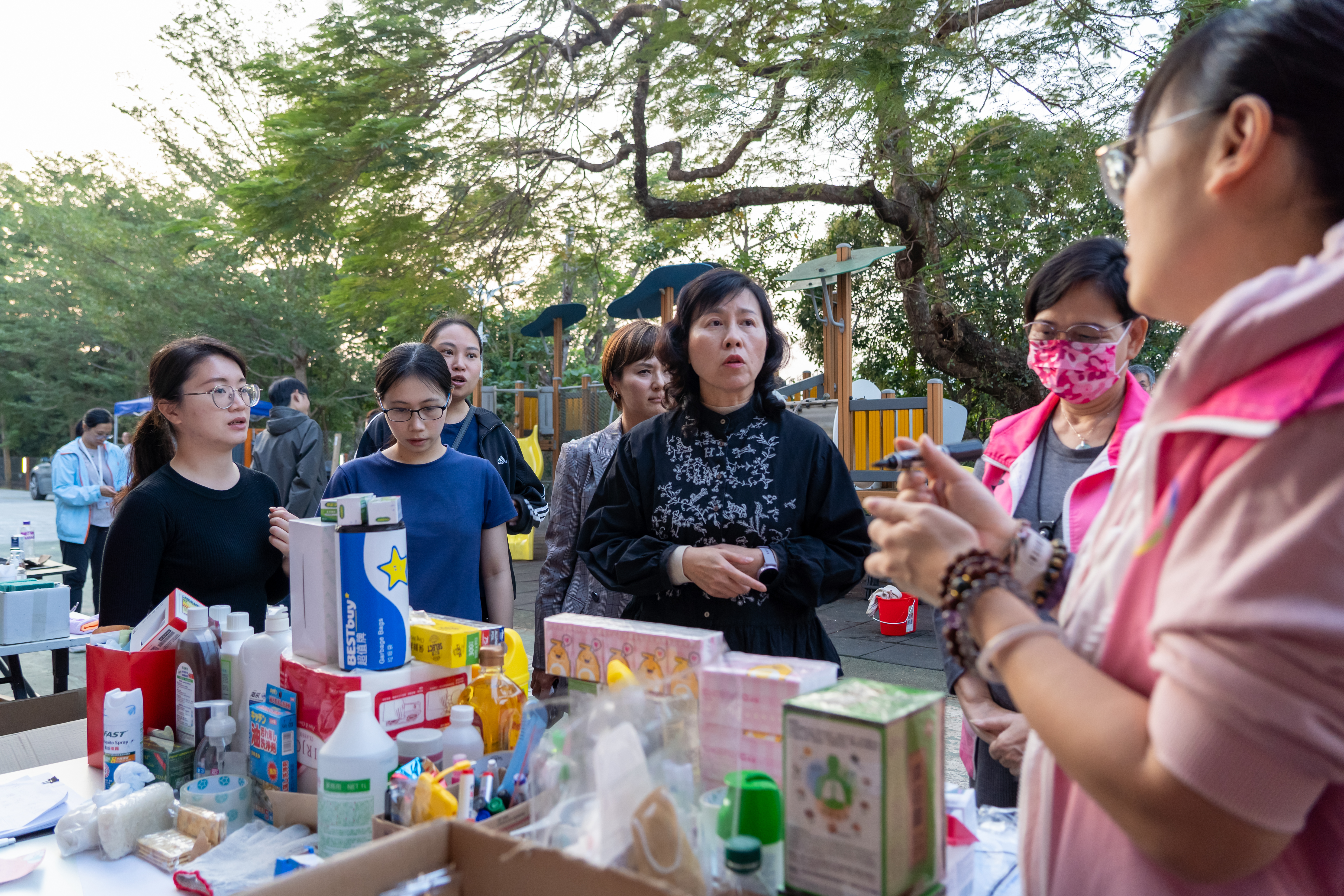 我日前视察大埔「善楼」来往港铁大埔墟站的义载服务,并与提供膳食的狮子会义工一起慰问居民。 我日前视察大埔「善楼」来往港铁大埔墟站的义载服务,并与提供膳食的狮子会义工一起慰问居民。