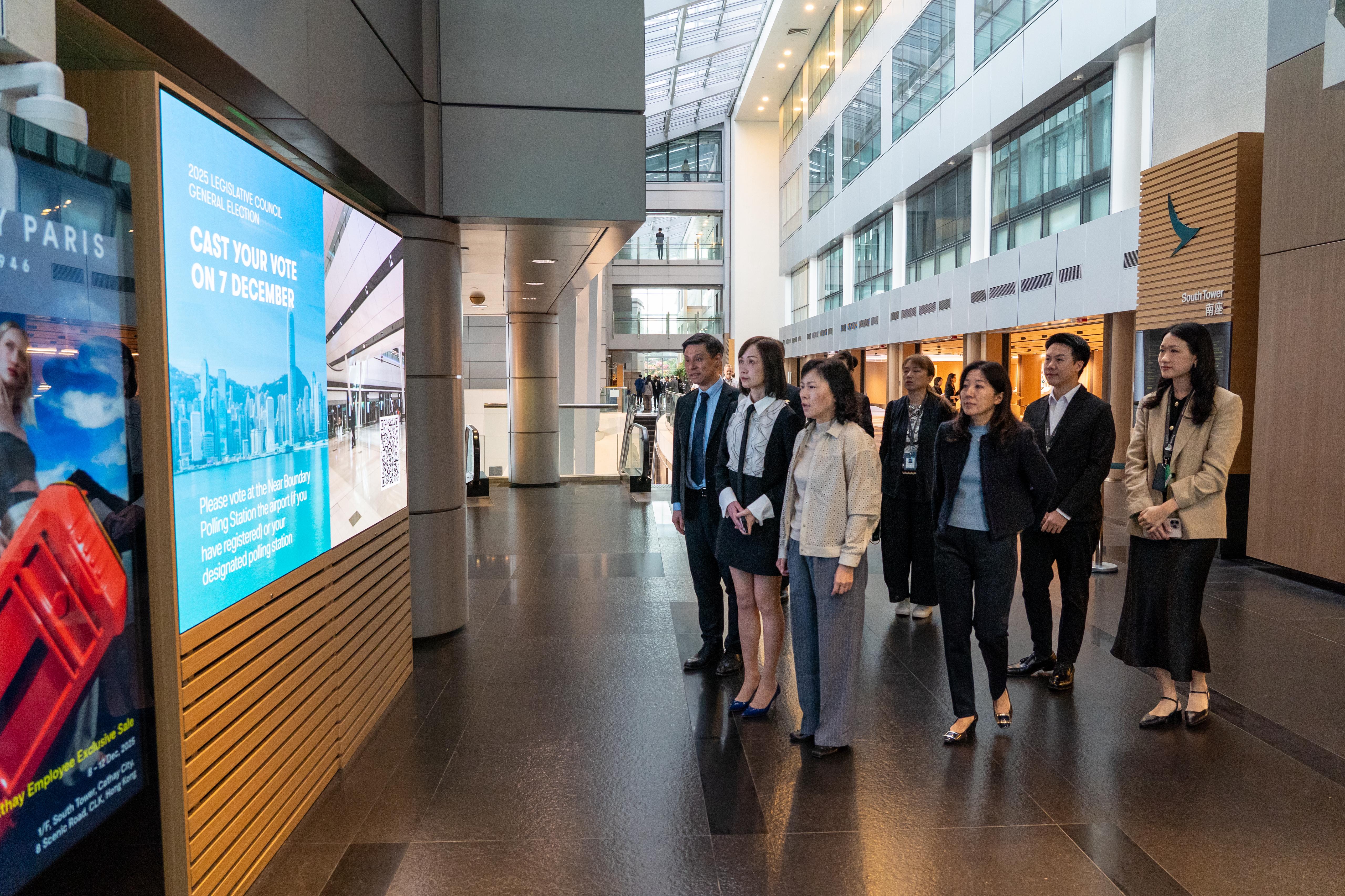 我到访国泰航空的时候亦有呼吁他们鼓励员工投票。 我到访国泰航空的时候亦有呼吁他们鼓励员工投票。