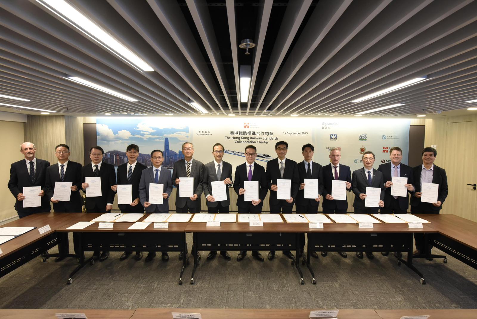 路政署去年9月與相關政府部門代表和各界專家簽署《香港鐵路標準》合作約章的儀式。 路政署去年9月與相關政府部門代表和各界專家簽署《香港鐵路標準》合作約章的儀式。