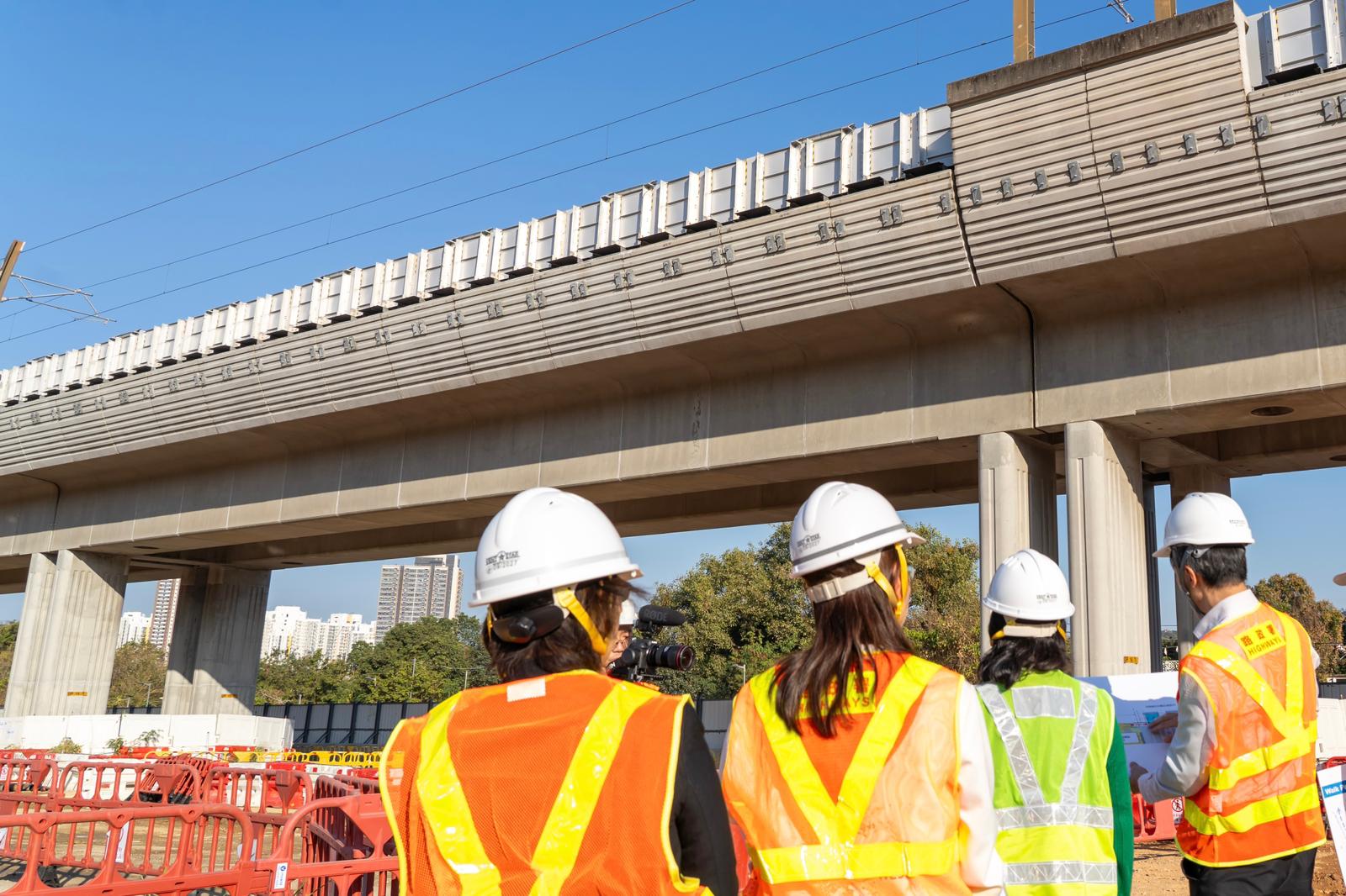我早前到訪視察洪水橋日後將興建智慧綠色集體運輸系統及洪前鐵路的鄰近位置。 我早前到訪視察洪水橋日後將興建智慧綠色集體運輸系統及洪前鐵路的鄰近位置。