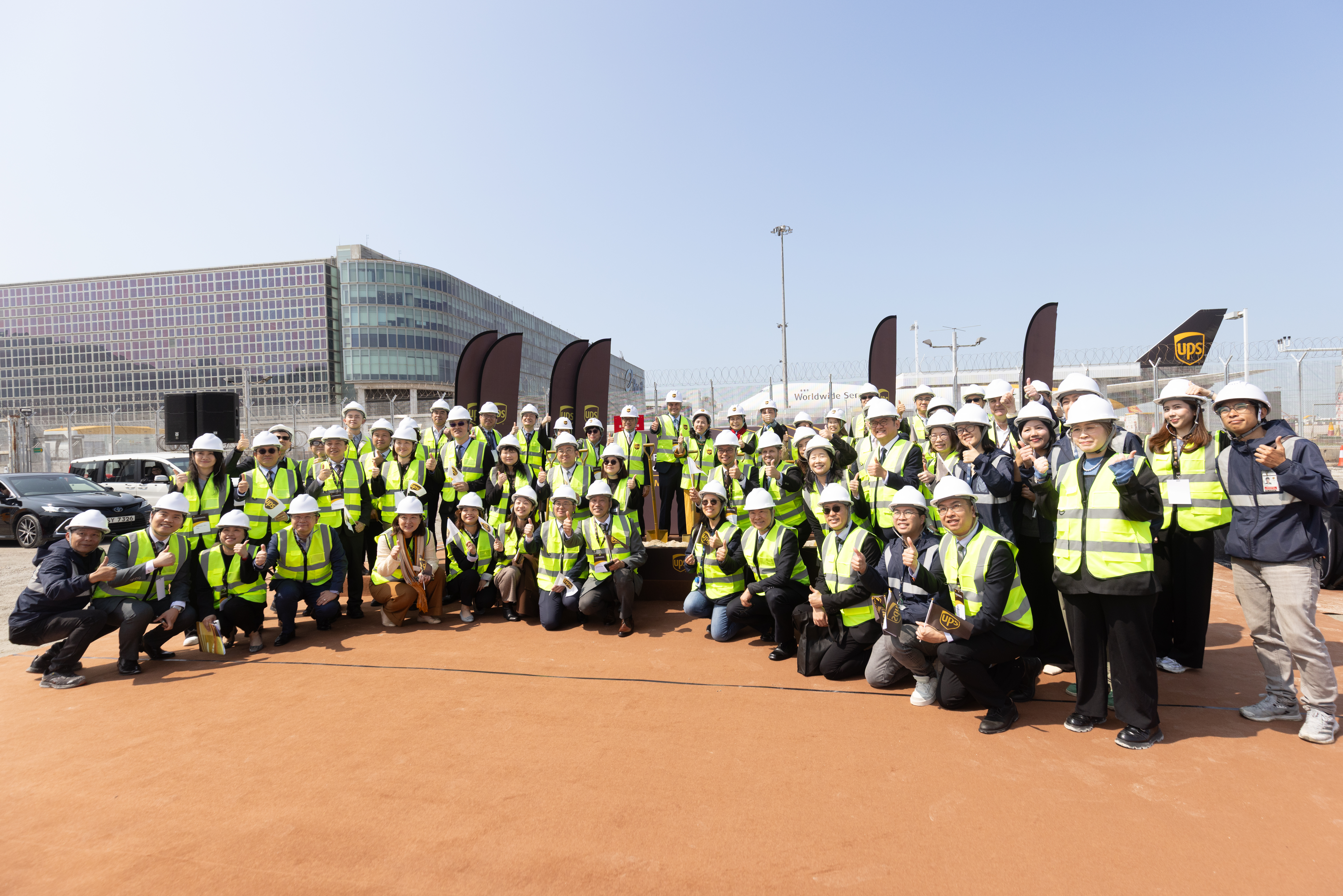 繼敦豪(DHL)擴建項目及菜鳥智慧港於2023年相繼啟用後，我日前亦到香港國際機場見證及參與UPS新樞紐中心的奠基儀式，進一步提升機場的貨運處理能力。