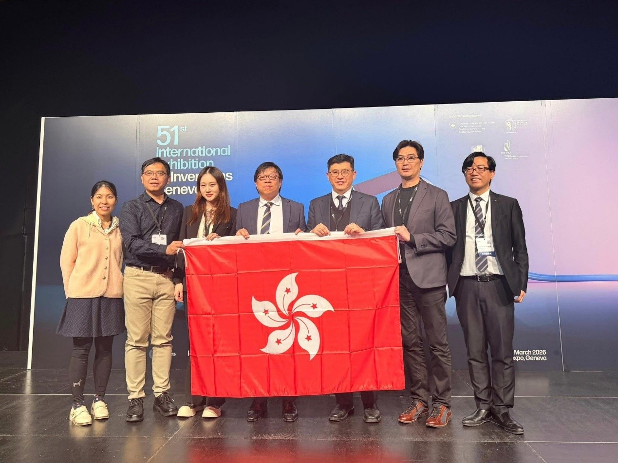 路政署和本地的專業團隊偉樂科技研發，用以協助評估路面狀況以安排道路養護工作的「智慧路況評估系統」獲得銀獎。