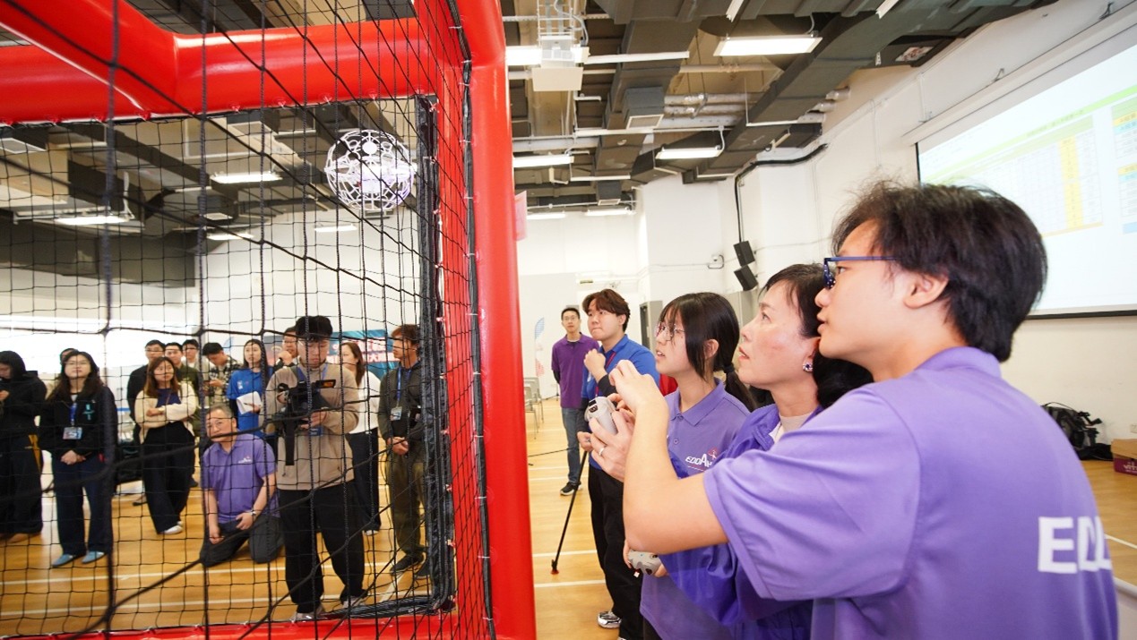 上周六出席由香港無人機運動總會舉辦的首屆粵港澳大灣區無人機足球聯賽，參加者由小學生到中學生，是一堂活生生的STEAM課堂。