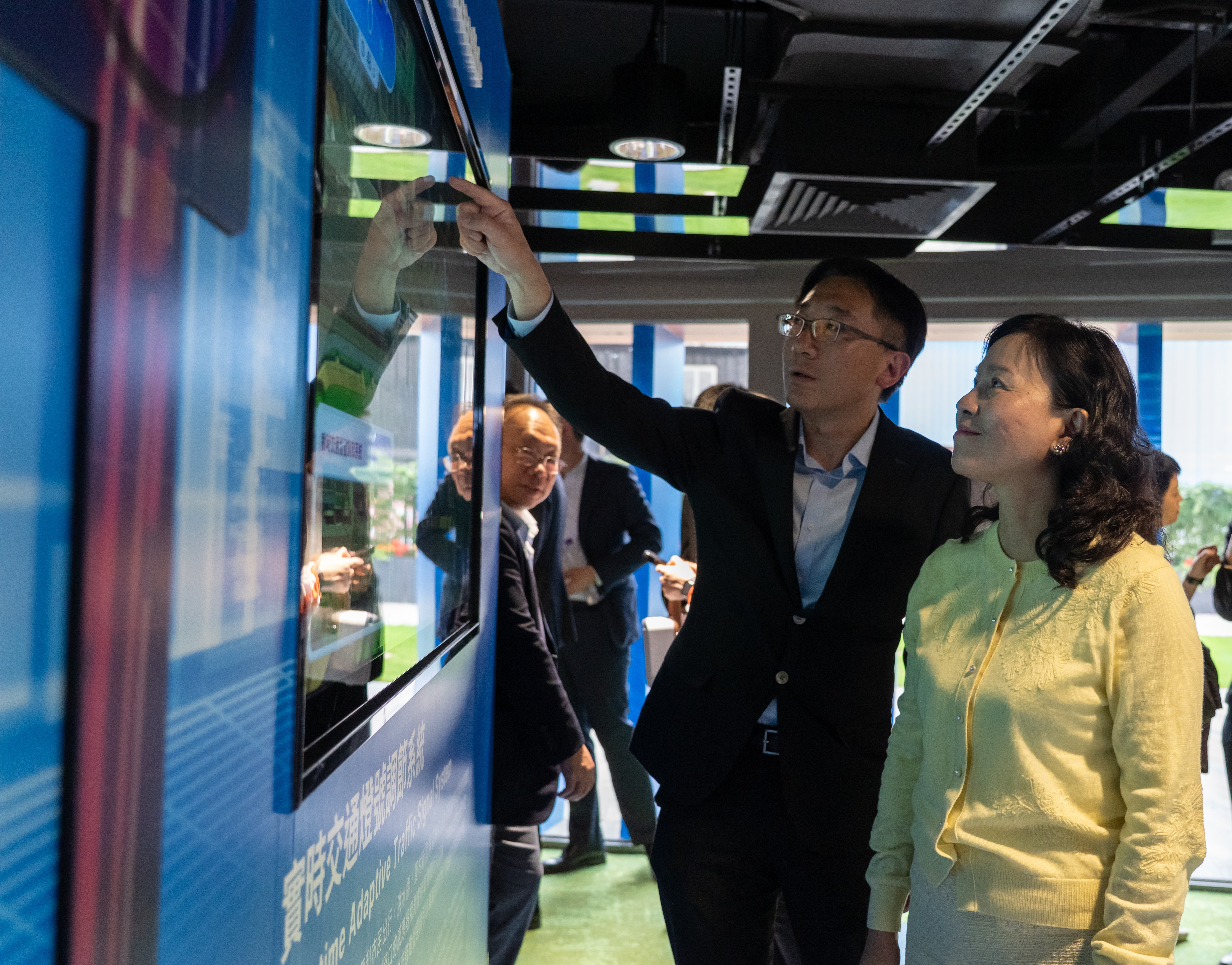 我和團隊上周隨立法會發展事務委員會視察北部都會區發展，向立法會介紹如何打通接駁北都的脈絡，以及位於洪水橋現代物流圈的布局。