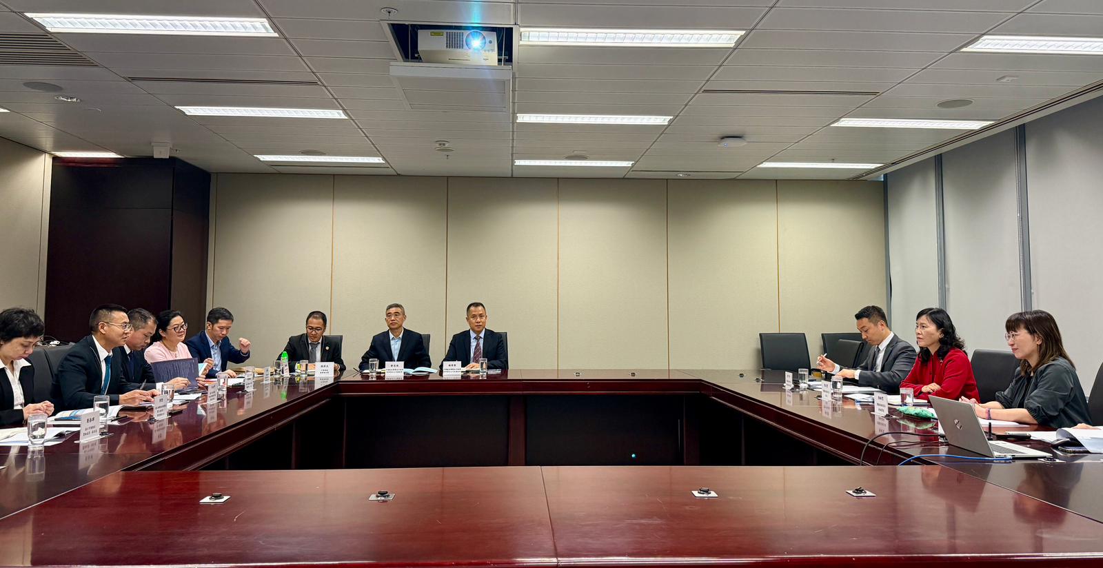 湛江市常務副市長牟治平三月底親身赴港。我們就加強兩地在綠色船燃合作等議題進行了深入討論。