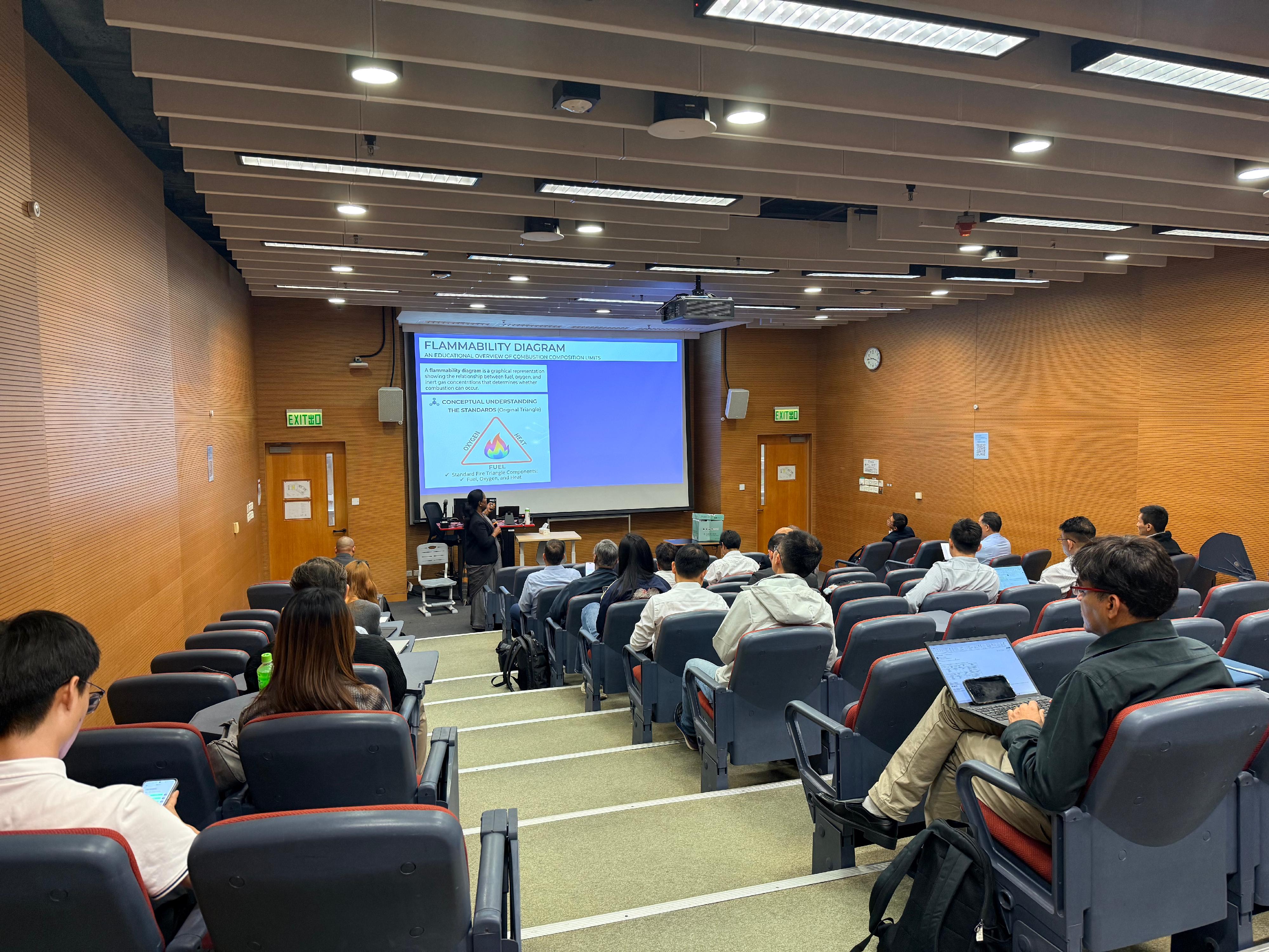 香港海運港口發展局下的海運及空運人才培訓基金資助為期三天的「導師培訓計劃：綠色船用燃料促進可持續航運」課程。