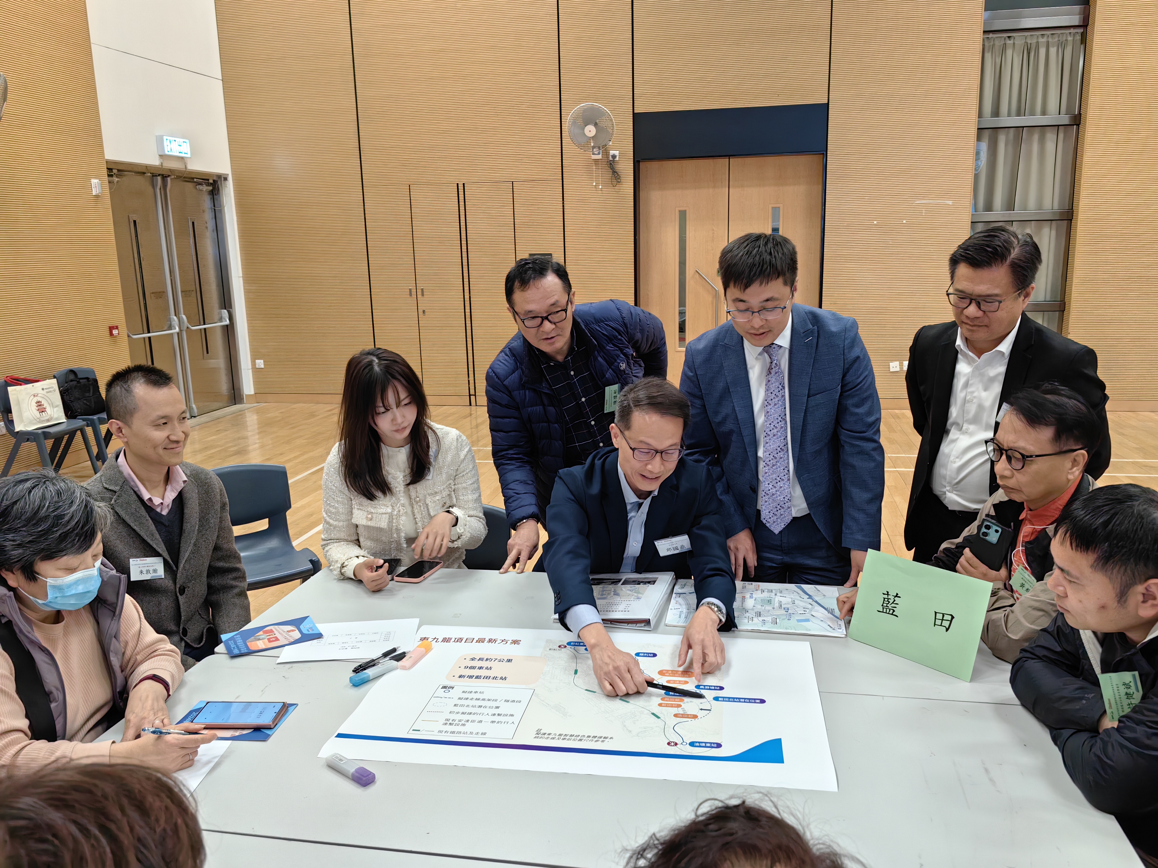 路政署署Tony及首長級同事在規劃初期親自帶領公務員團隊，舉辦超過20場諮詢會及實地考察，聆聽立法會、區議員及居民的意見
