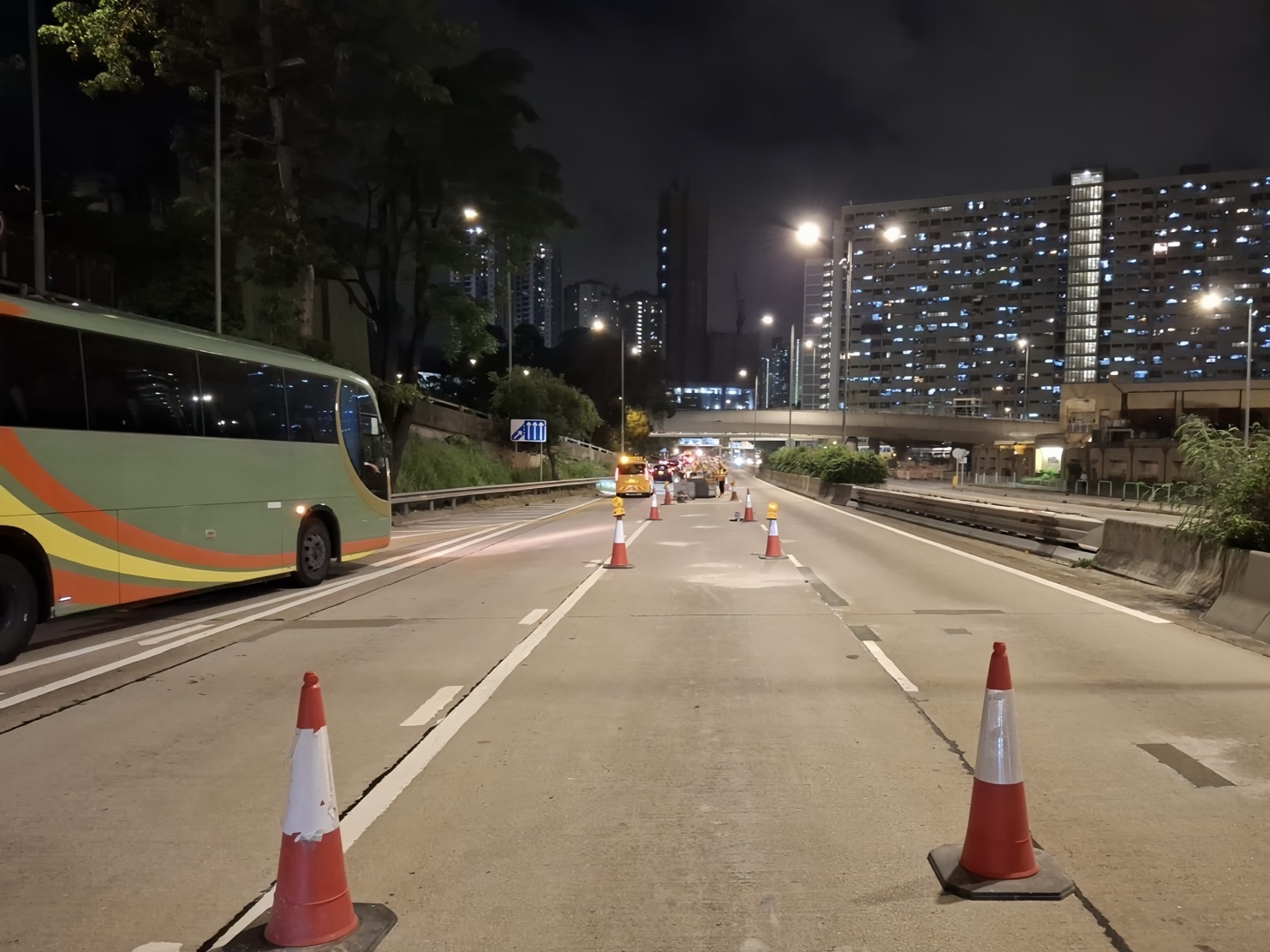 路政署同事为龙翔道的修路工程准备就绪。 路政署同事为龙翔道的修路工程准备就绪。