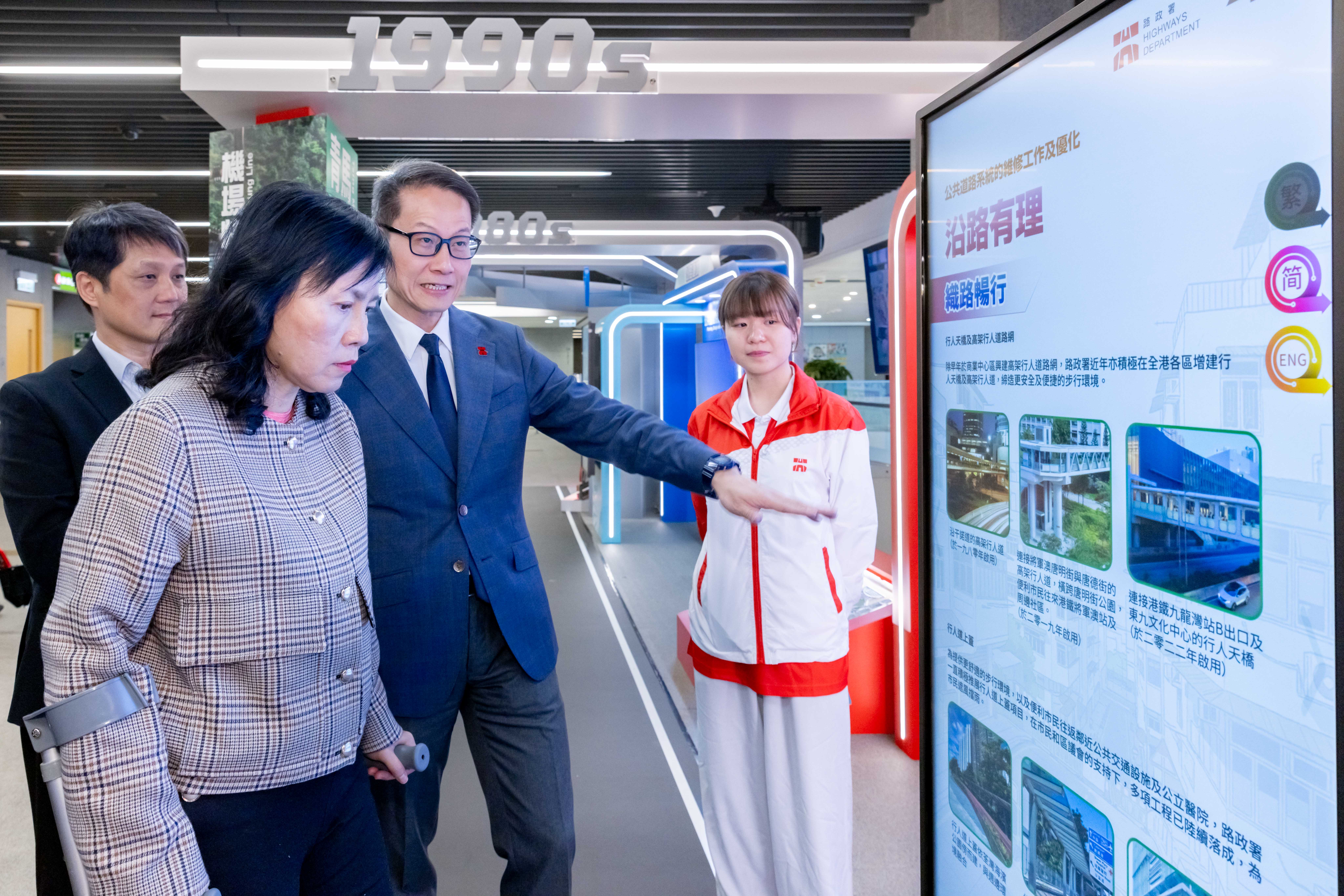 互动展览萤幕,让市民了解路政署各项重大工程。 互动展览萤幕,让市民了解路政署各项重大工程。
