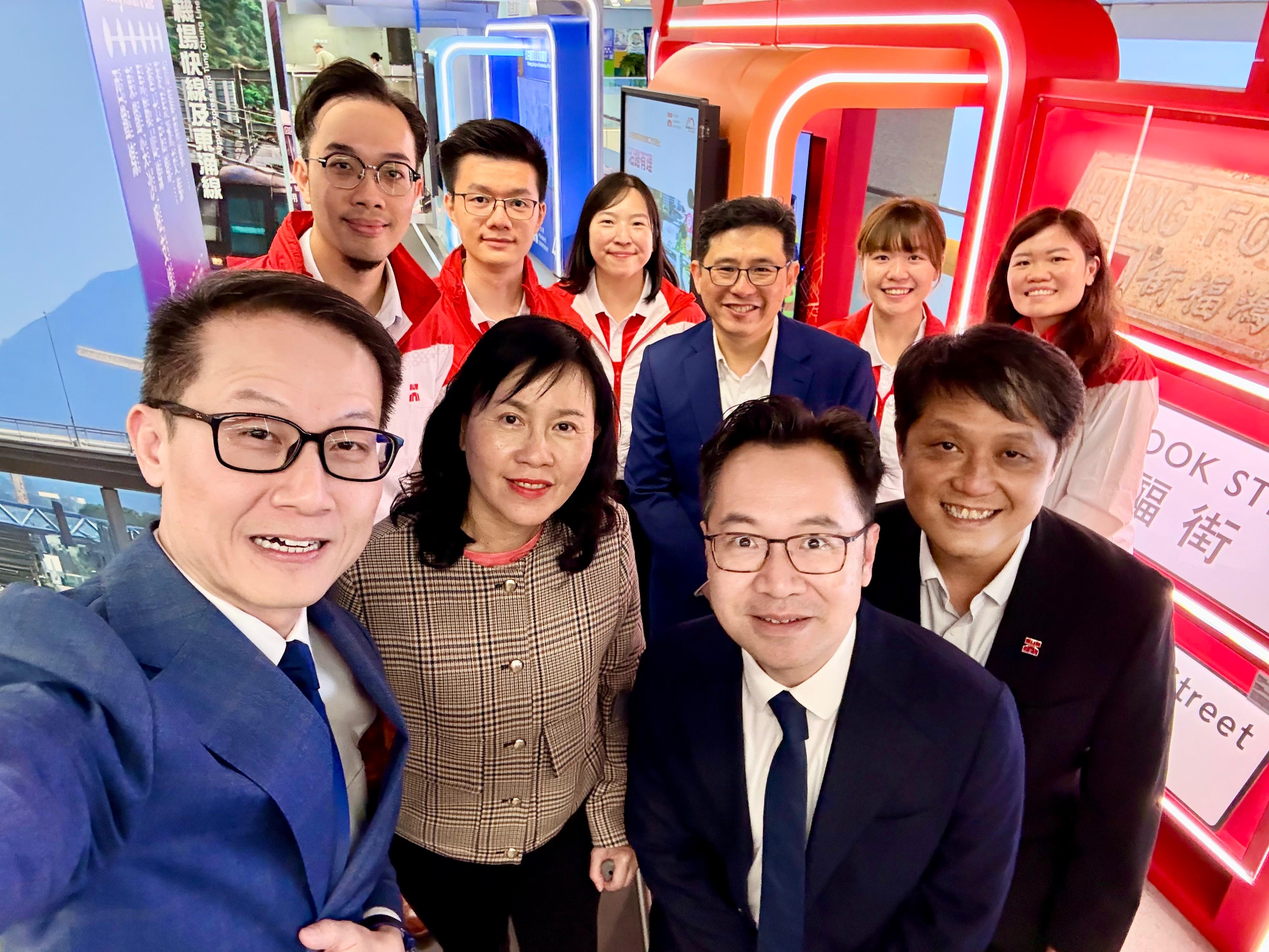 「2026 and Beyond」，正好反映路政署把握40周年这机会回顾工作，同时已着手开展未来工作规划，与香港一起走得更远。 