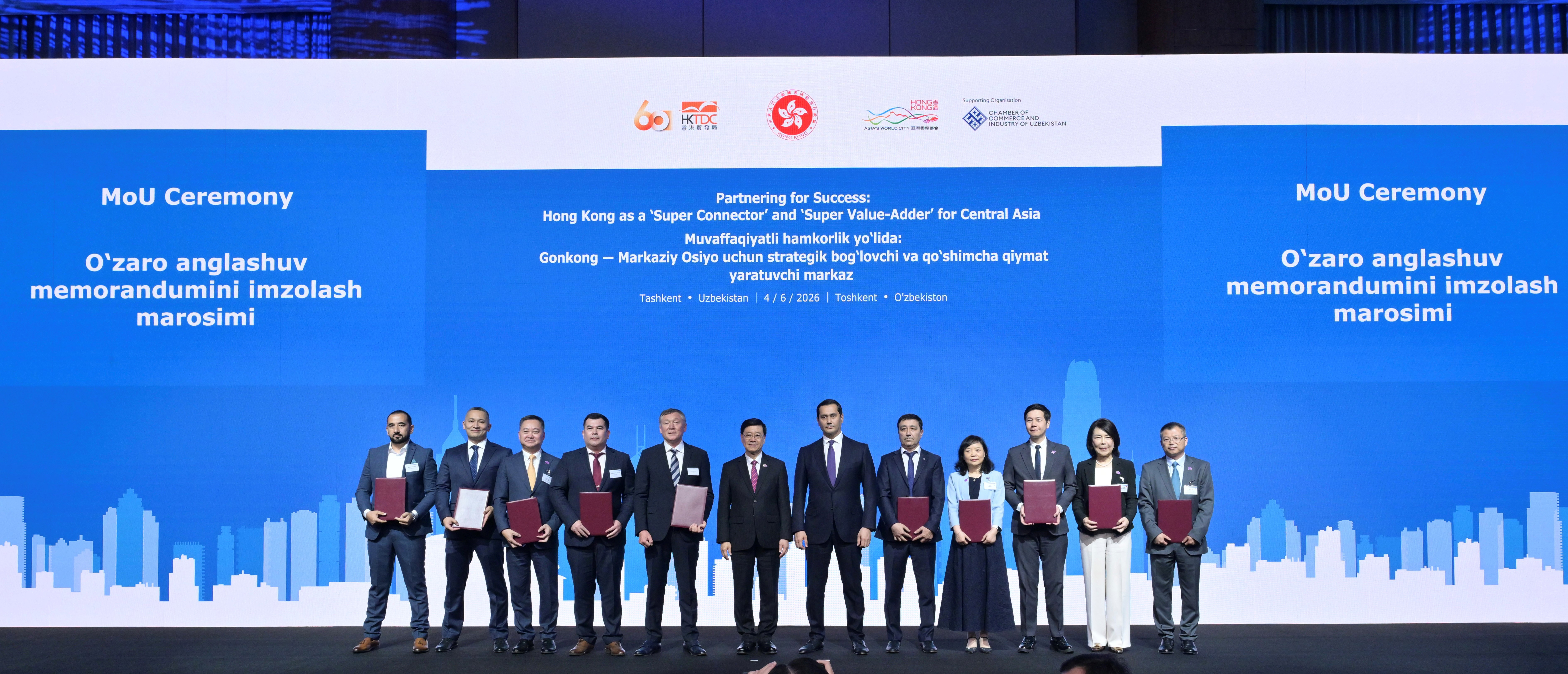 行程期間,機管局分別與阿拉木圖國際機場Joint Stock Company(上)和烏茲別克斯坦Fly Khiva Group(下),交換諒解備忘錄。 行程期間,機管局分別與阿拉木圖國際機場Joint Stock Company(上)和烏茲別克斯坦Fly Khiva Group(下),交換諒解備忘錄。