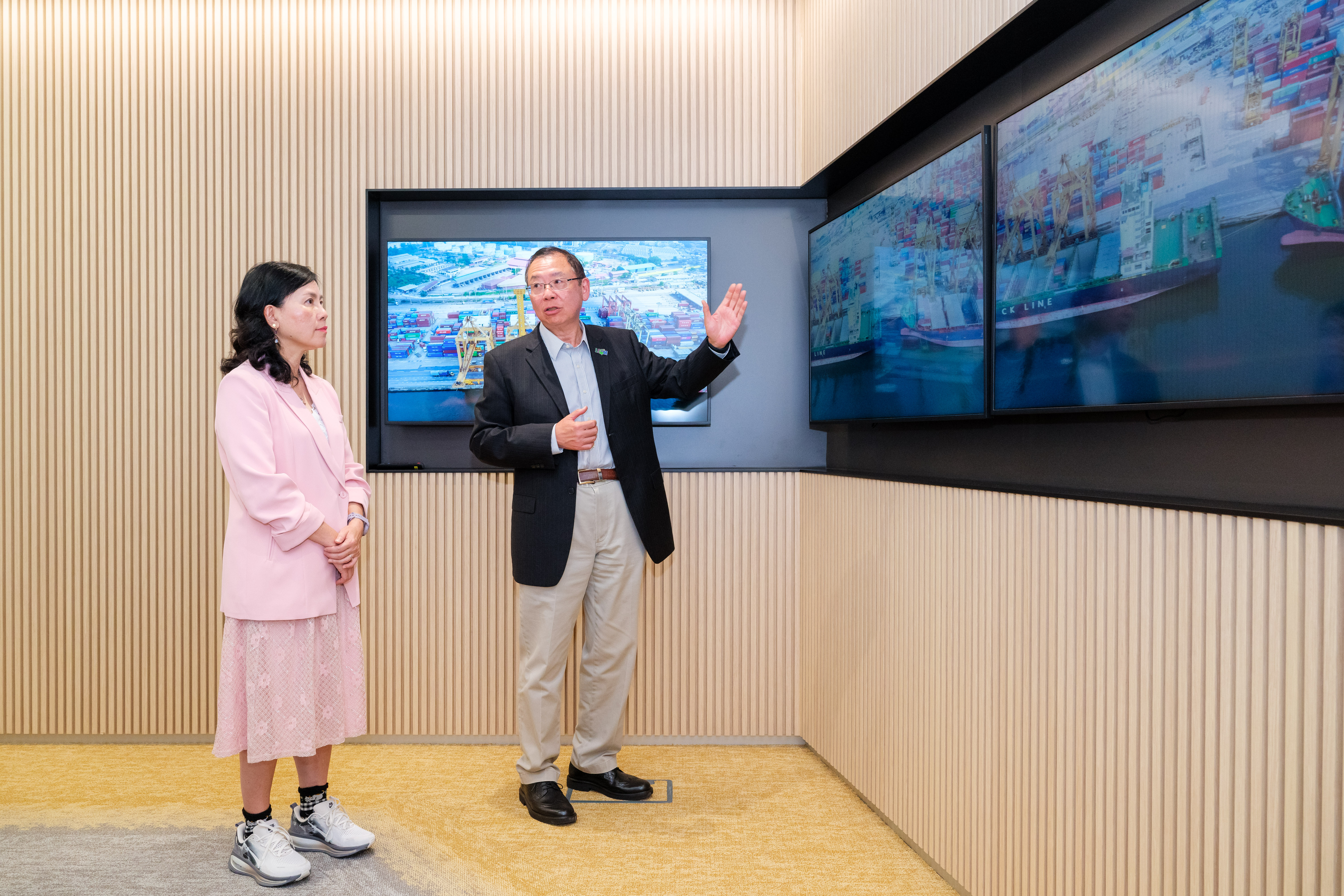 I earlier on visited the PCS Control Room and met with Simon Wong, the Chief Executive Officer of Logistics and Supply Chain MultiTech R&D Centre responsible for developing and operating the system, and his team.