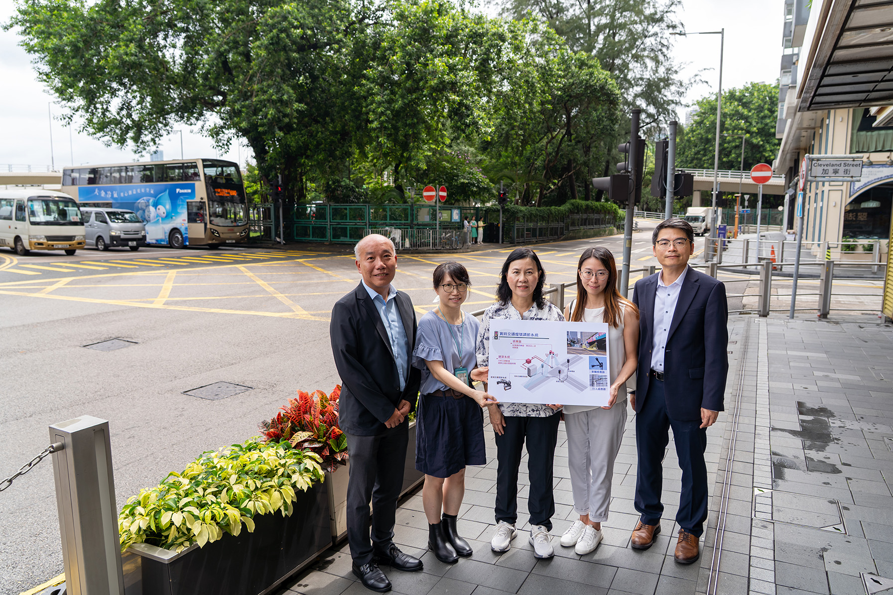 我早前就到銅鑼灣告士打道和加寧街十字路口視察,該路口尚未飽和,正適合採用新系統用盡綠燈時間。 我早前就到銅鑼灣告士打道和加寧街十字路口視察,該路口尚未飽和,正適合採用新系統用盡綠燈時間。