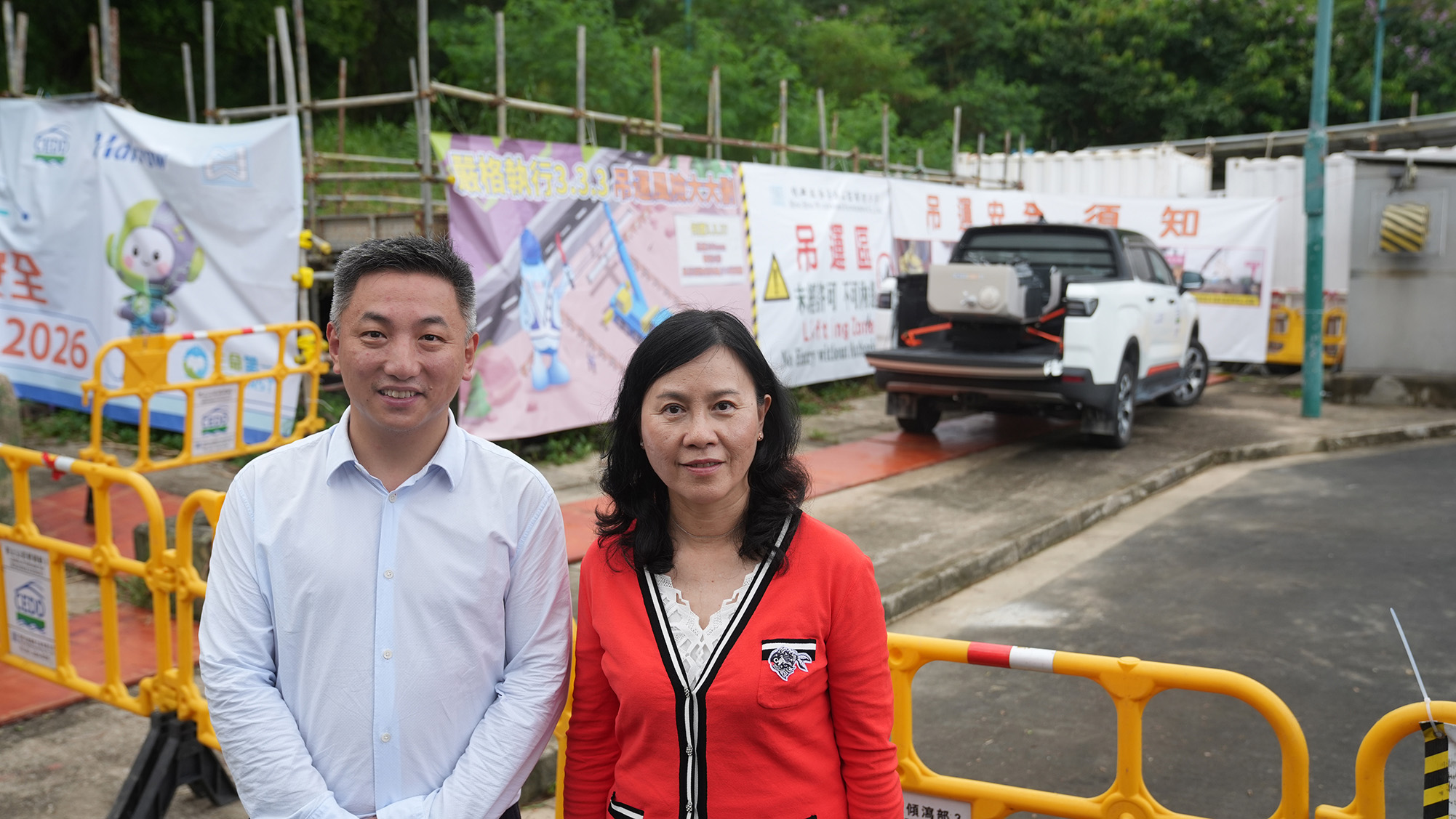 我在香港吉奥系统有限公司負責人Jack介紹下，了解該公司為「智翱」智能無人機聯控管理平台提供的農夫車移動機庫在暴雨及強颱風紅霞到港時出勤時的情況。