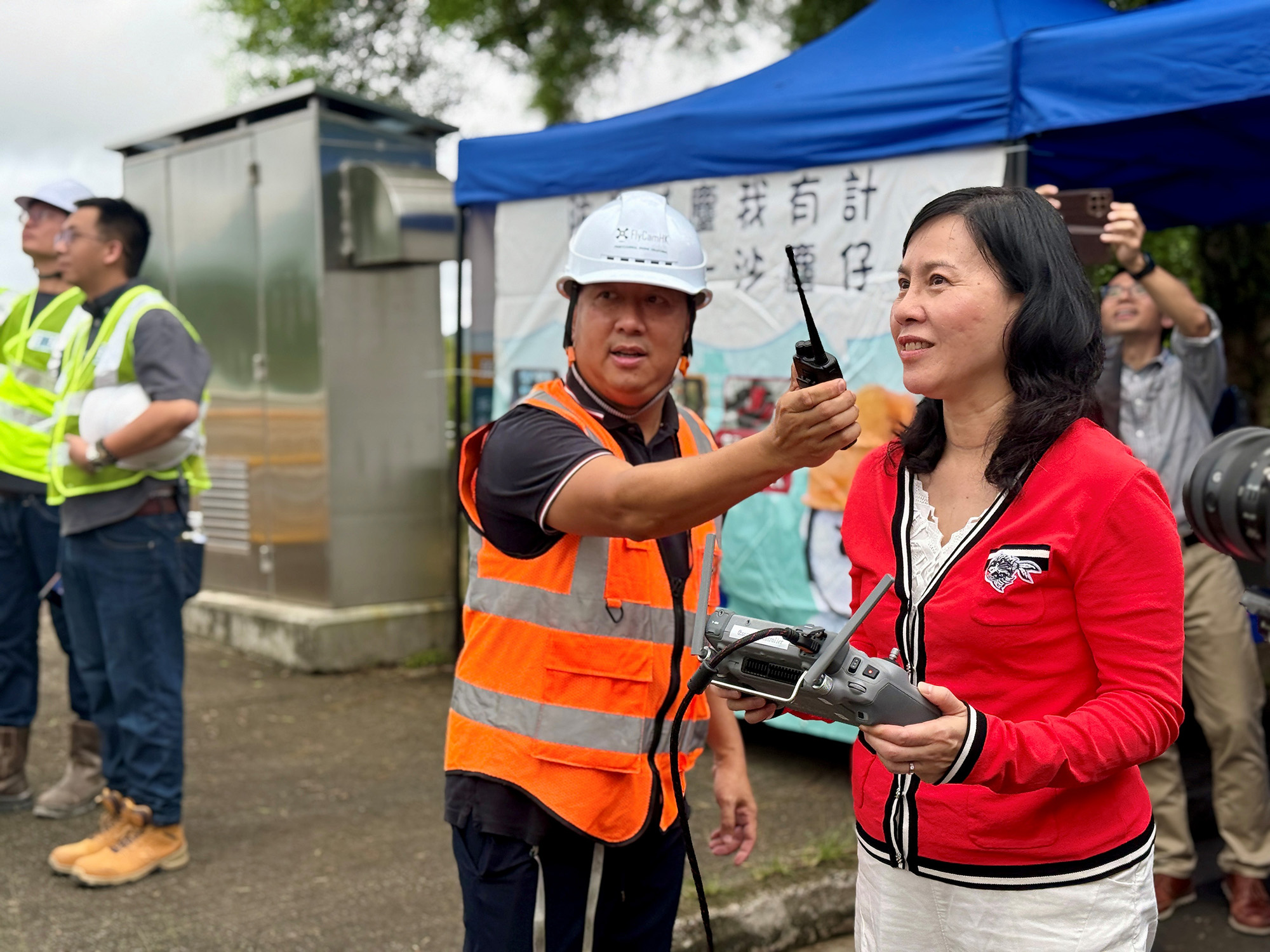 視察當日我亦有幸體驗一下模擬操作的感受,並與「機手」(無人機遙控駕駛員)George交流。 視察當日我亦有幸體驗一下模擬操作的感受,並與「機手」(無人機遙控駕駛員)George交流。