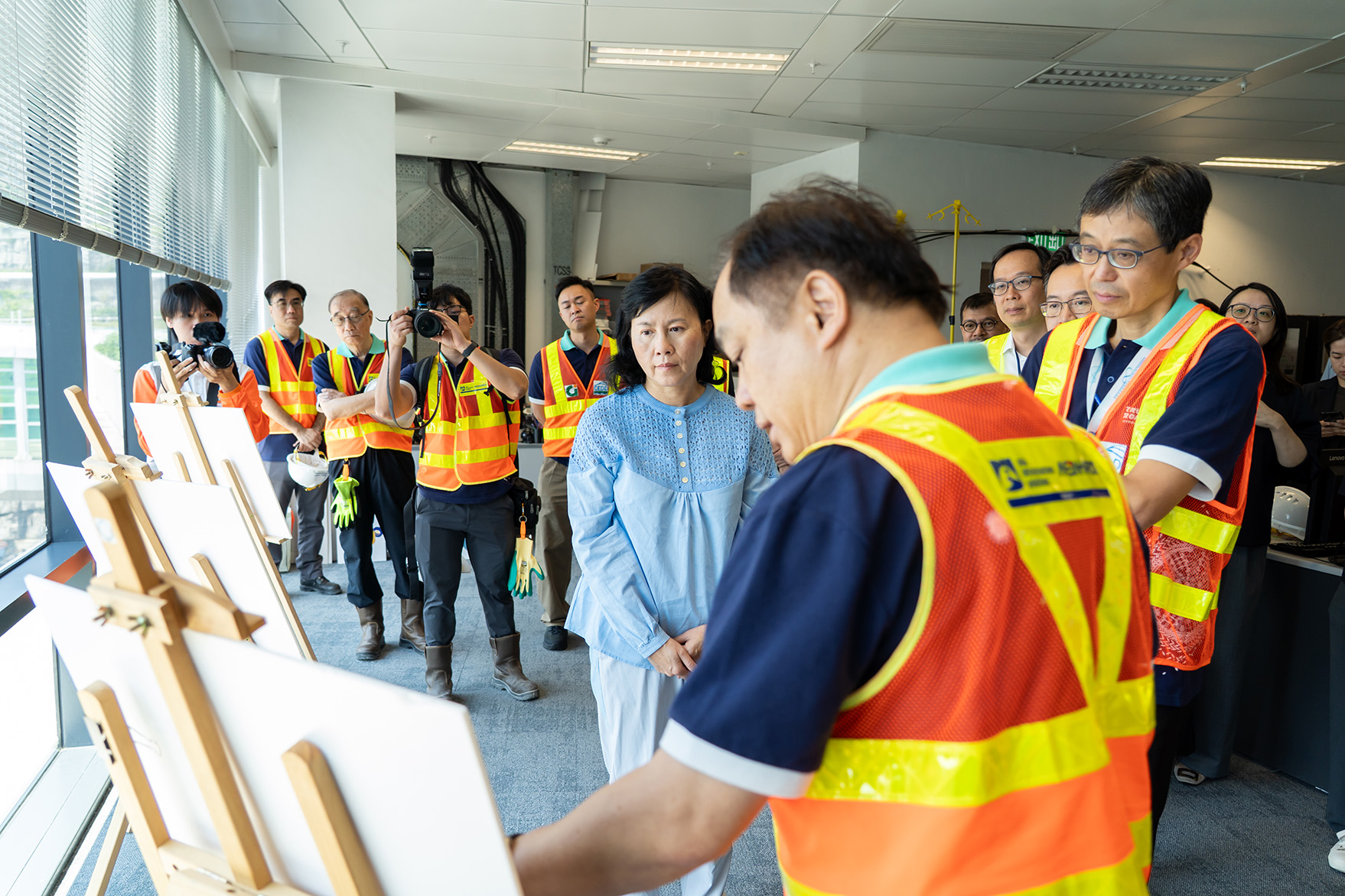 視察當日我先後到行政大樓及隧道內了解團隊的工程進度和準備工作。