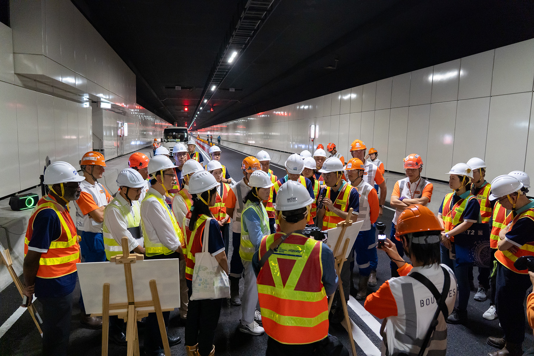 工程團隊首度將「機電裝備合成法」（MiMEP）應用於隧道工程，把消防喉、電線槽及排水管等設施，精細設計成超過 1,400 件掛牆及天花機電模組。