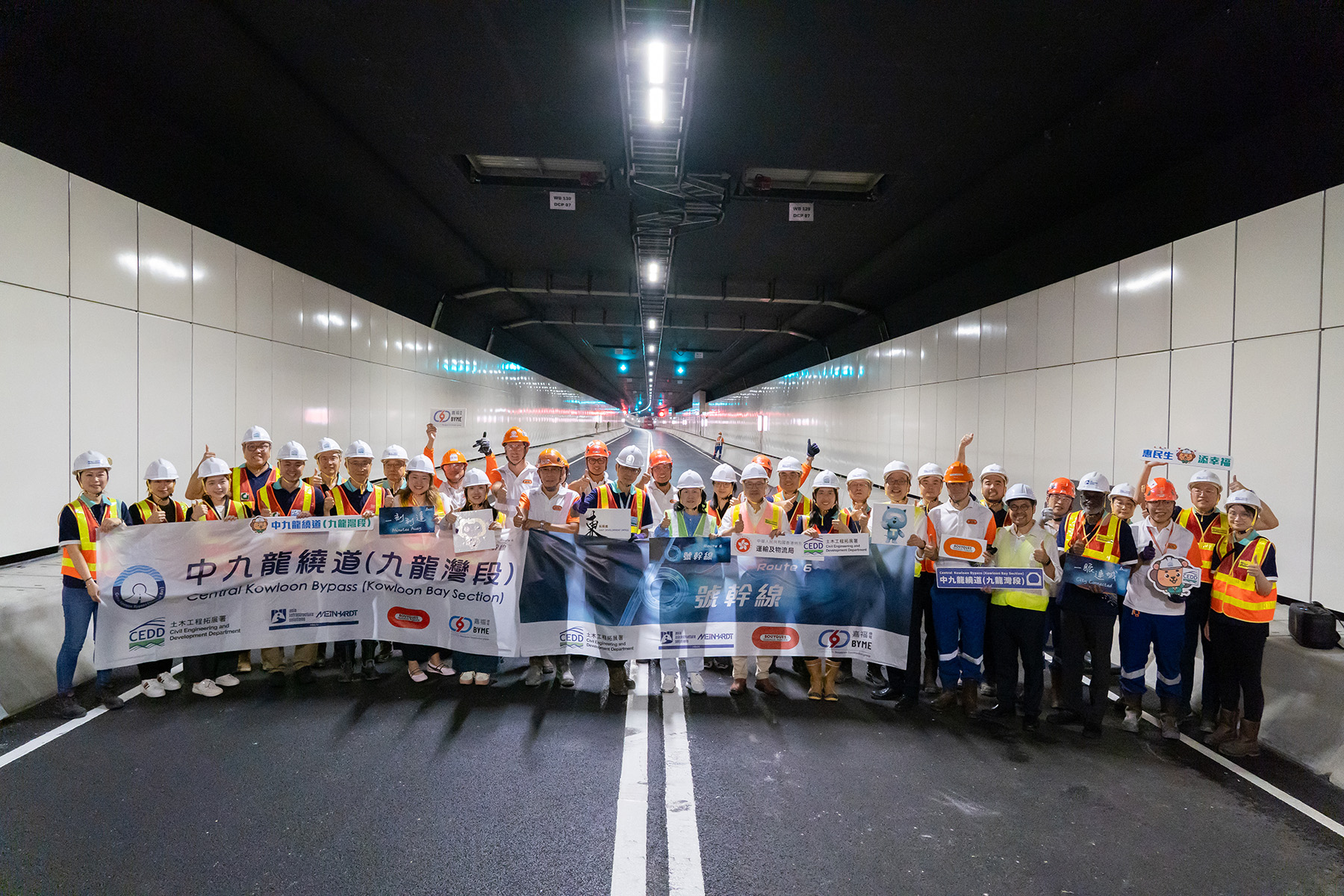工程團隊首度將「機電裝備合成法」（MiMEP）應用於隧道工程，把消防喉、電線槽及排水管等設施，精細設計成超過 1,400 件掛牆及天花機電模組。