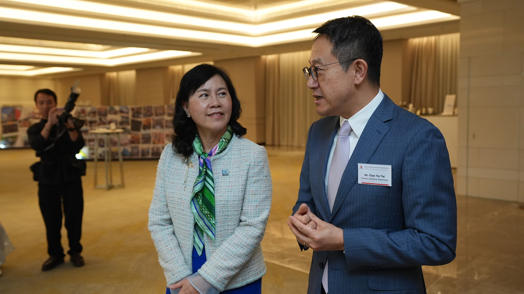 我最近與香港海關關長陳子達在不同場合都有見面交流。下圖為本周四晚的香港物流協會30周年晚宴。