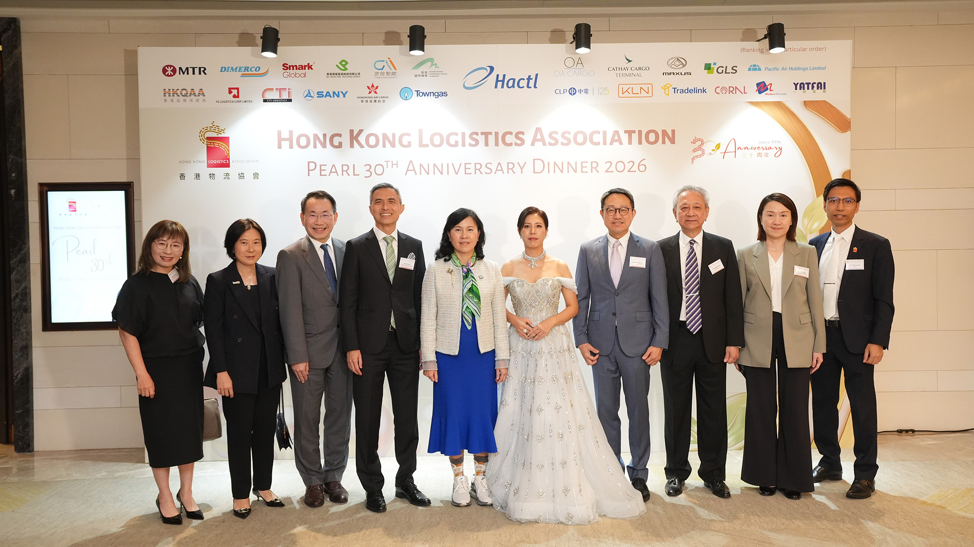 我最近與香港海關關長陳子達在不同場合都有見面交流。下圖為本周四晚的香港物流協會30周年晚宴。
