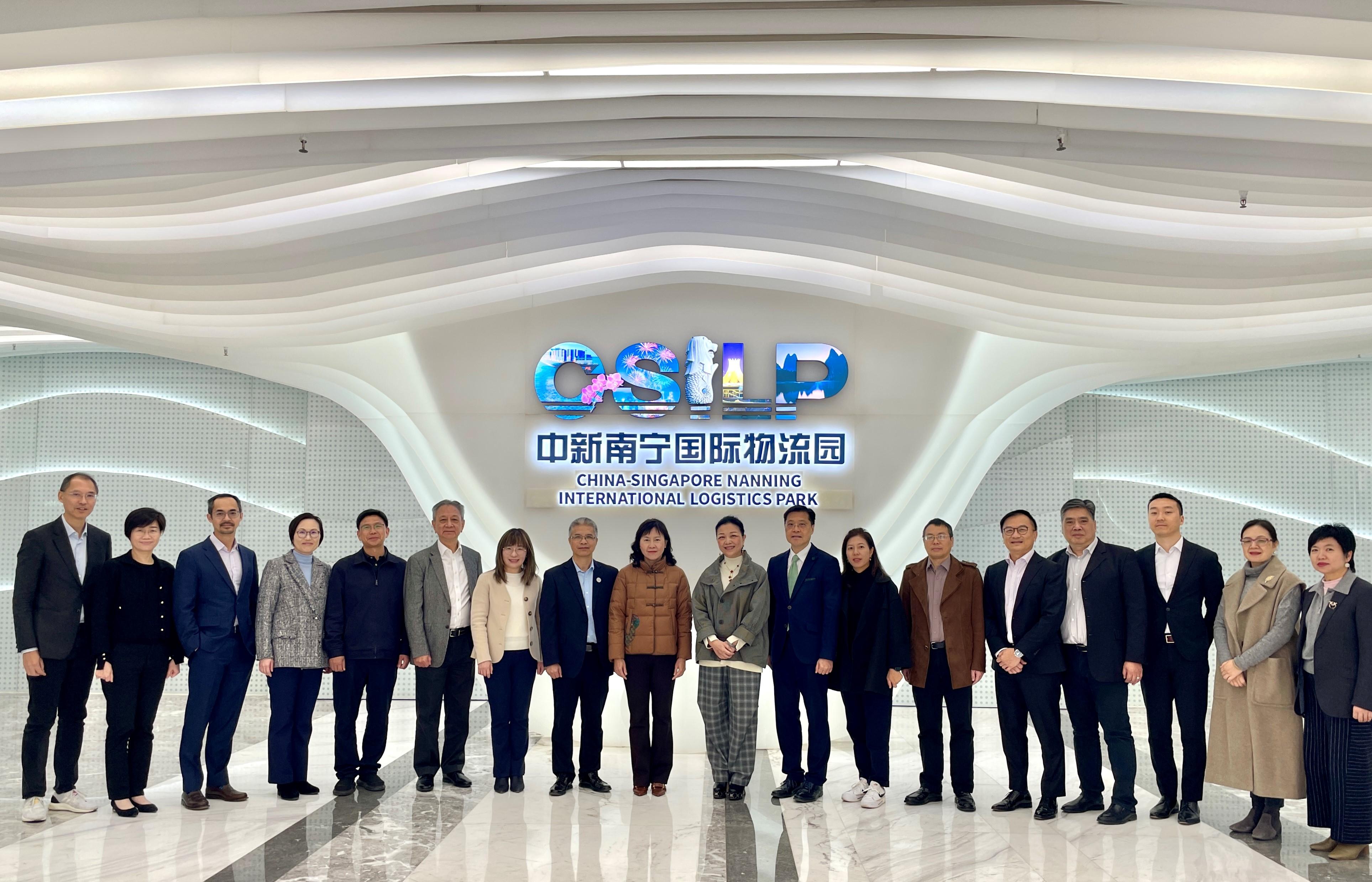我去年和香港物流發展局代表團亦親身到訪廣西壯族自治區,商討加強港桂物流合作。 我去年和香港物流發展局代表團亦親身到訪廣西壯族自治區,商討加強港桂物流合作。