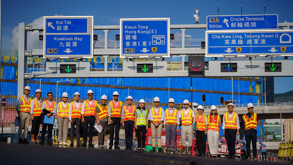 同事在籌備和建設期間花了不少時間和心血，克服了無數在鬧市中推展基建工程的高難度挑戰。這項工程絕對是香港運輸基建發展的一大里程碑。