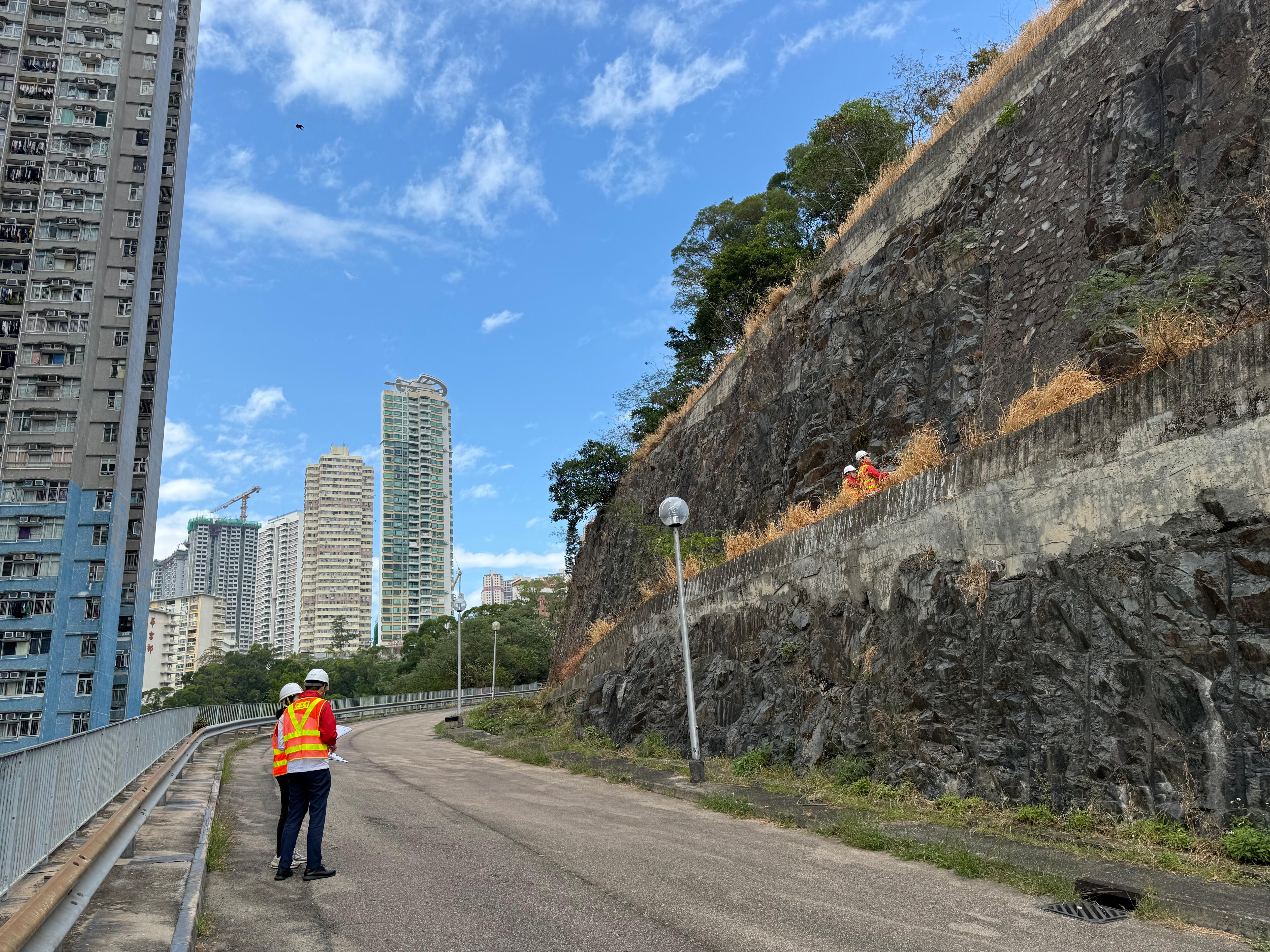 港島南區地勢起伏，推展南港島線（西段）困難重重。圖為路政署人員視察南區地勢，研究克服困難的方案。