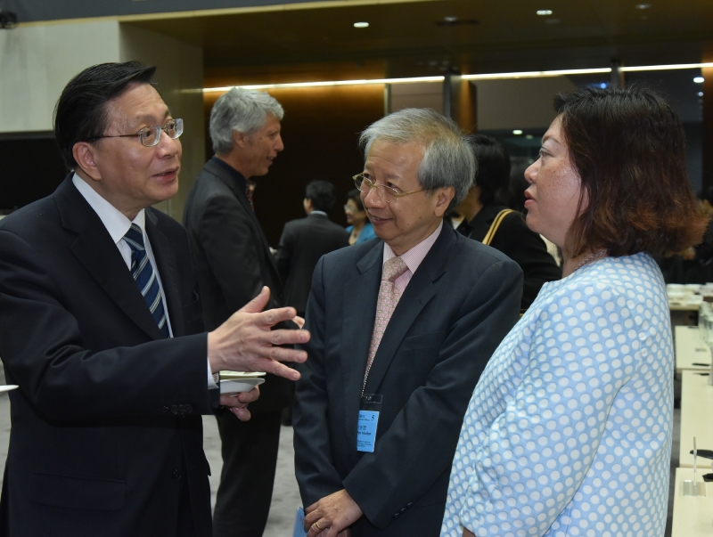 Professor Cheung (first left) exchanges with members of the Hong Kong Maritime and Port Board after the Board’s first meeting.