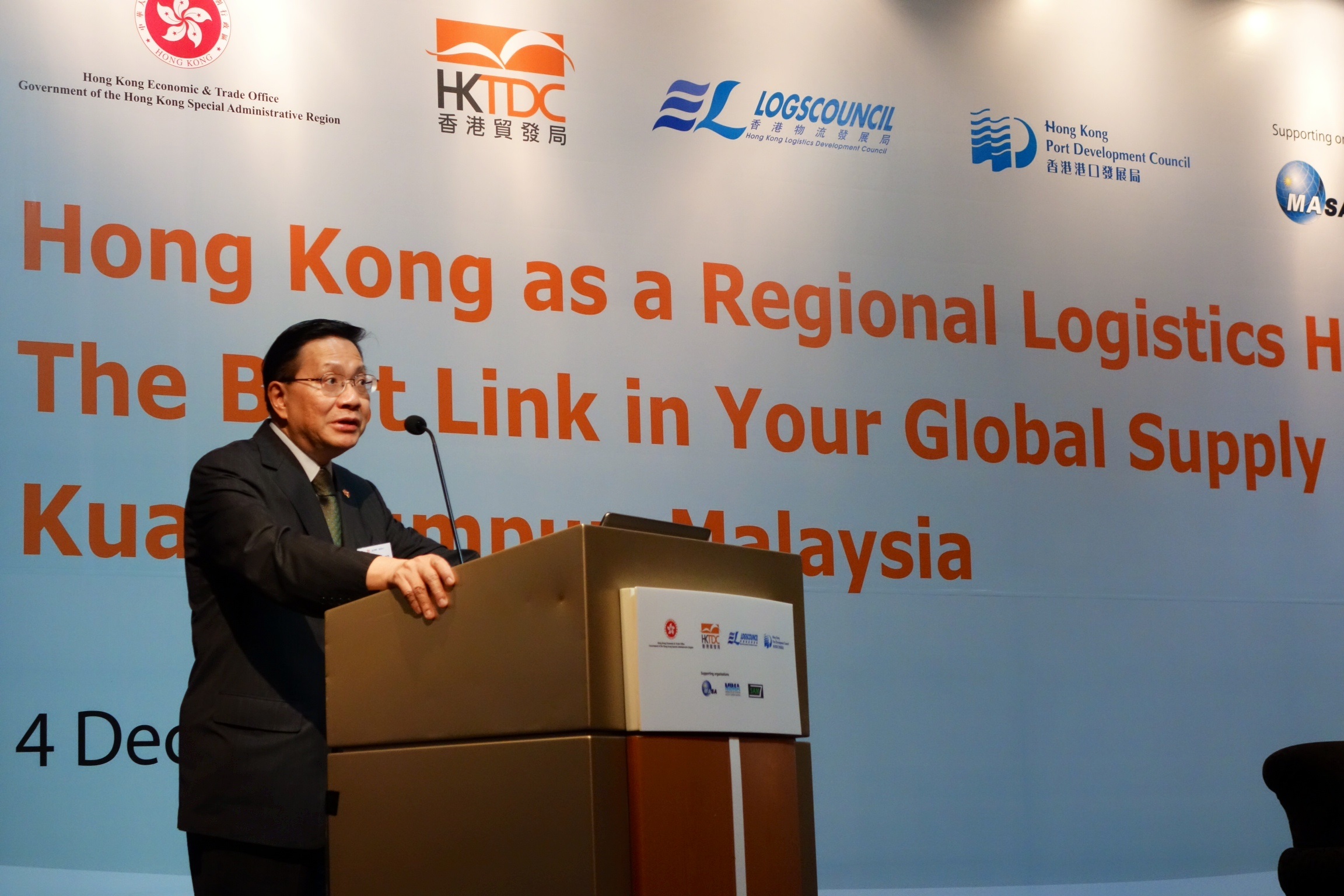 The Secretary for Transport and Housing, Professor Anthony Cheung Bing-leung, who is leading a delegation comprising members of the Hong Kong Logistics Development Council and the Hong Kong Port Development Council on a visit to Malaysia, speaks at a seminar in Kuala Lumpur today (December 4) to promote Hong Kong as a regional logistics hub. The seminar was co-organised by the Hong Kong Trade Development Council and the Hong Kong Economic and Trade Office in Singapore. 