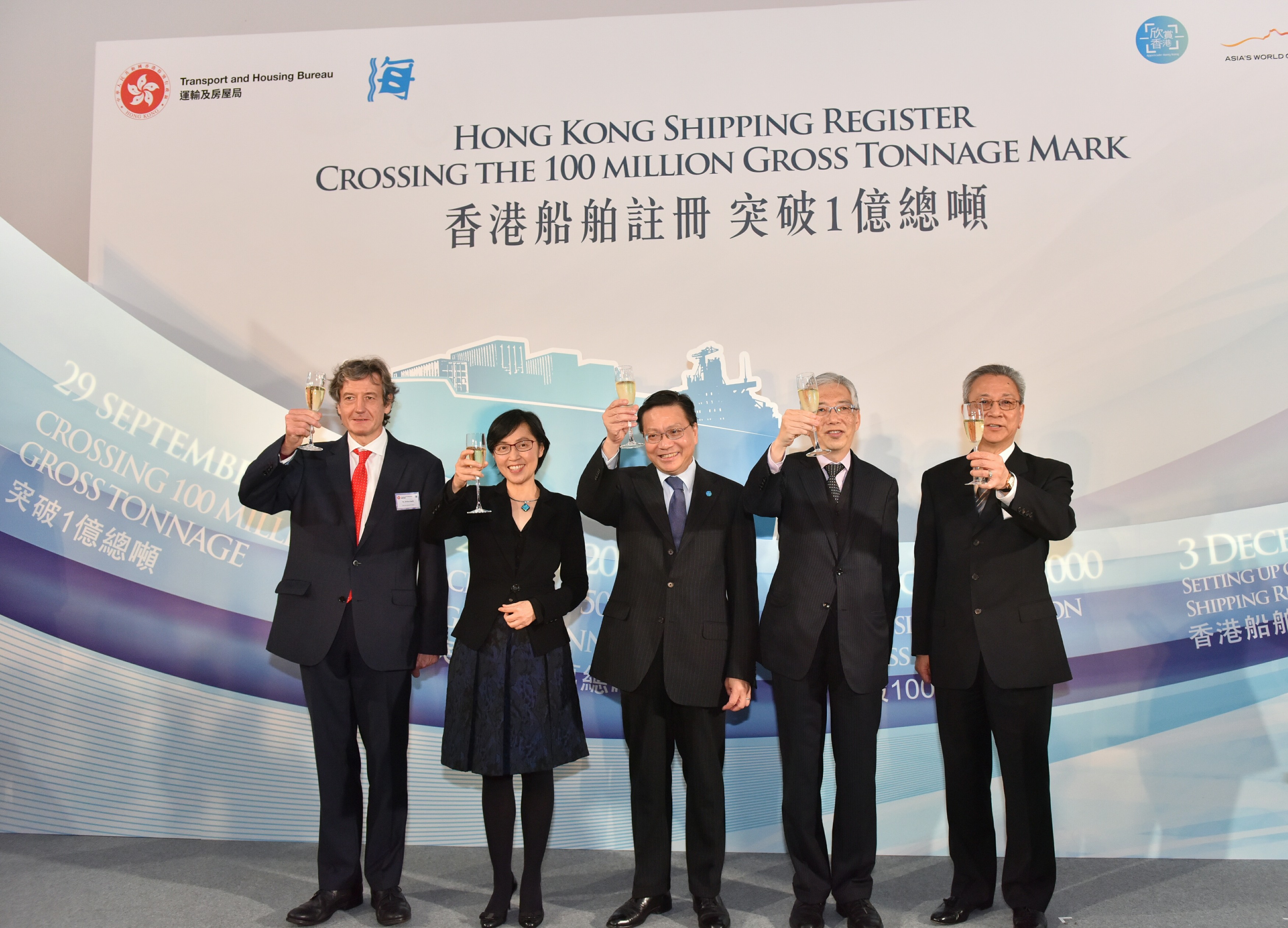 Professor Cheung (centre), Mr Lai (fourth left) and Ms Cheng (second left) join other guests in proposing a toast at the reception.
