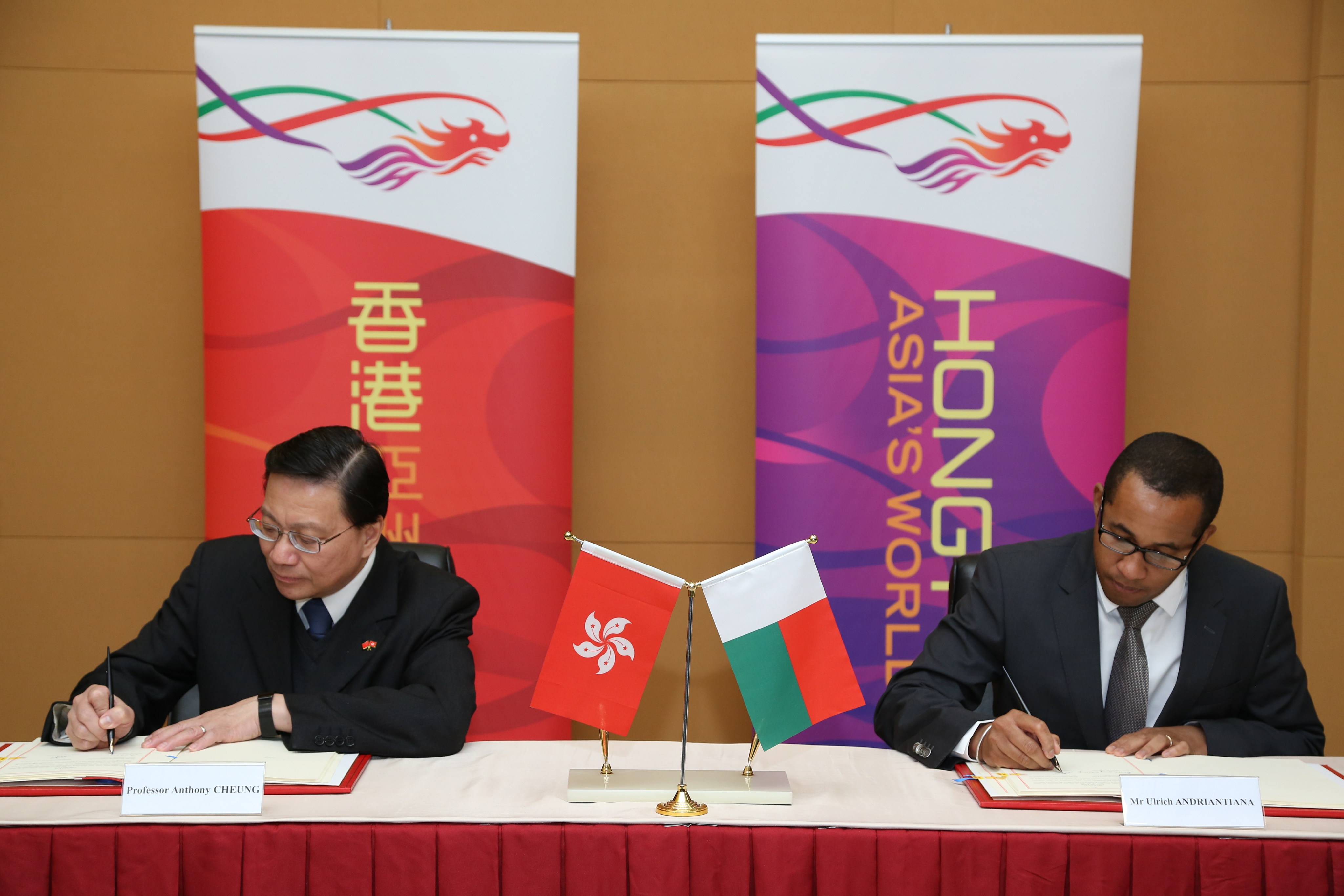 运输及房屋局局长张炳良教授（左）今日（十二月十五日）与马达加斯加共和国政府交通运输及气象部部长Ulrich Adriantiana签署香港与马达加斯加之间的民用航空运输协定。这份协定为香港与马达加斯加之间的航空运输联系提供法律基础，有助推广两地的经济及 文化交流 。 